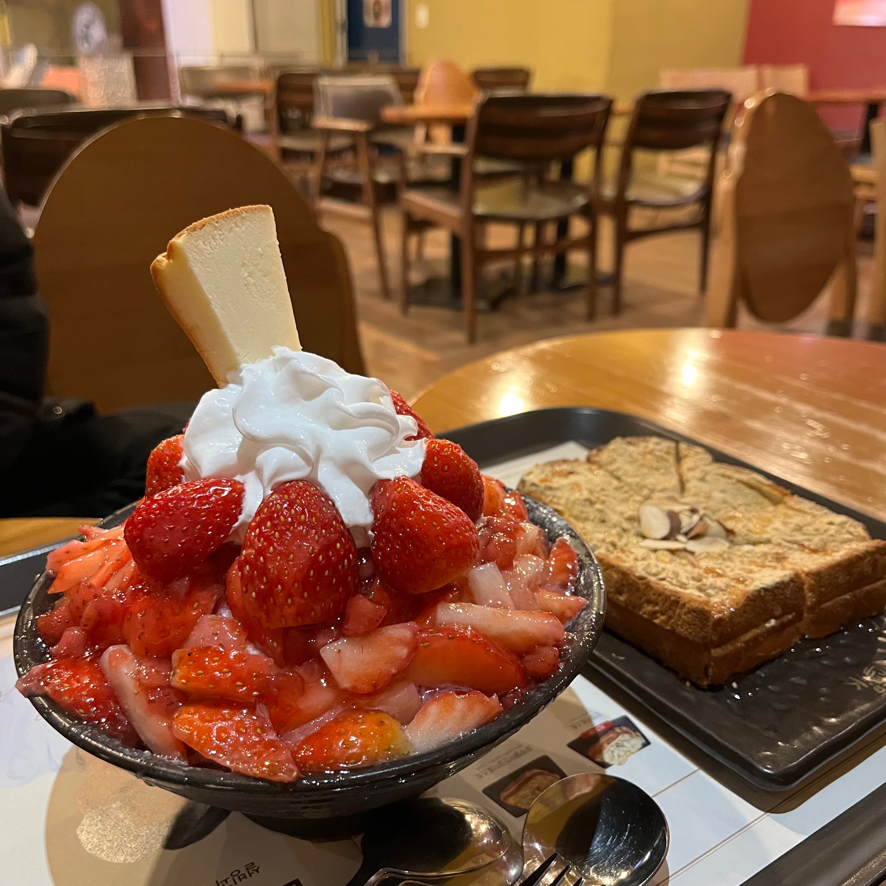 밤에 송정 드라이브하고 조용하게 얘기하며 빙수먹기 정말 좋아요! 딸기도 넉넉하게 넣어주신