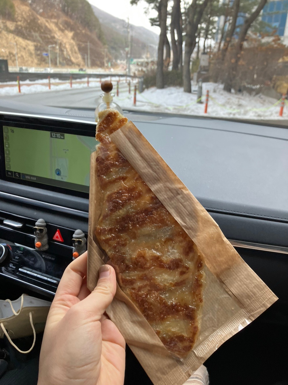 사서 차에서 가는길인데 절반은 먹었네요 ㅋㅋㅋ 파이 넘 맛있고 크룽지(?) 처음본 다저트라