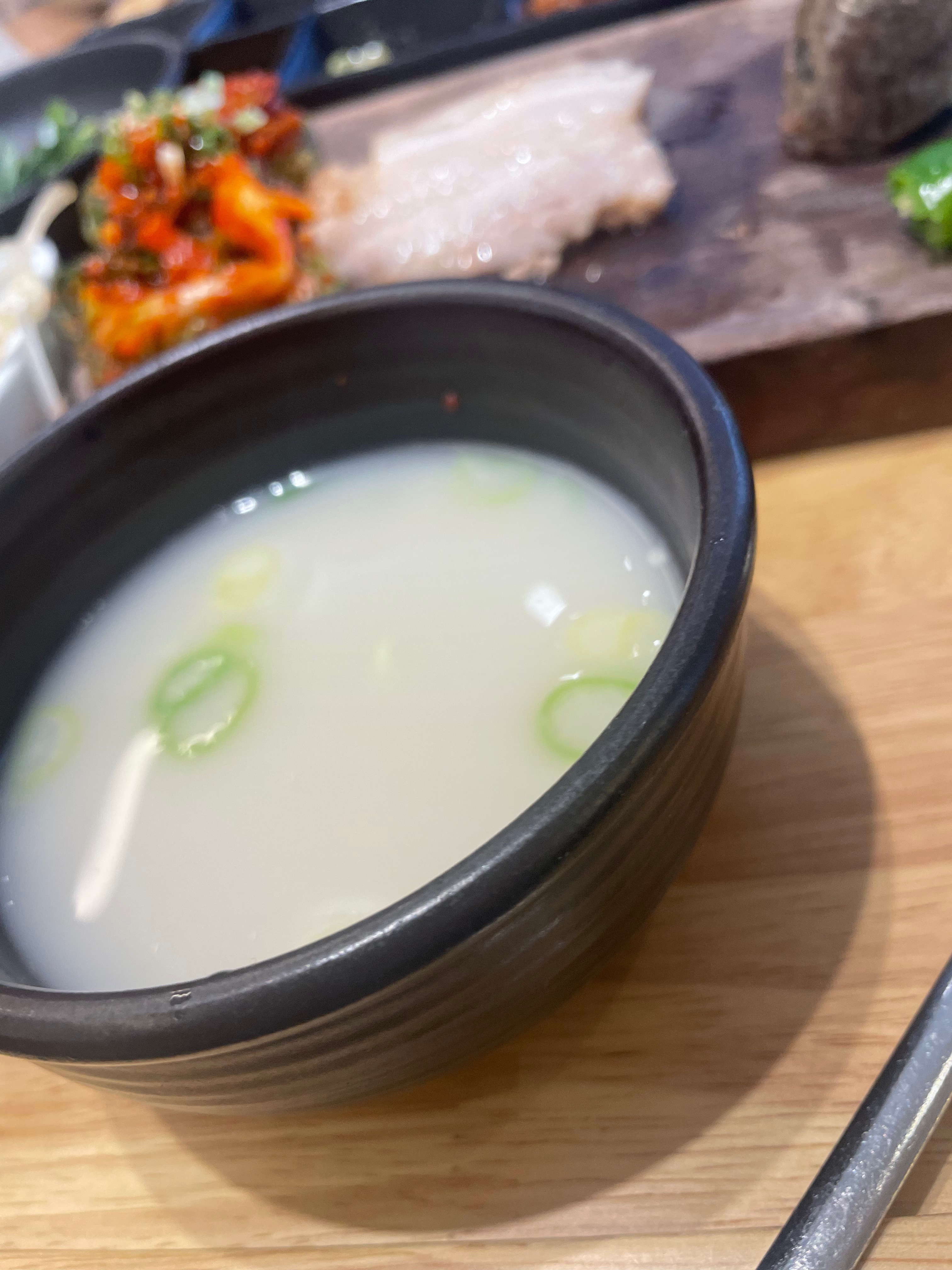 자리안내도 너희 알아서 찾아가라는식으로 응대하고 밥먹고 있는데 불편하게 수저통에 수저를 채