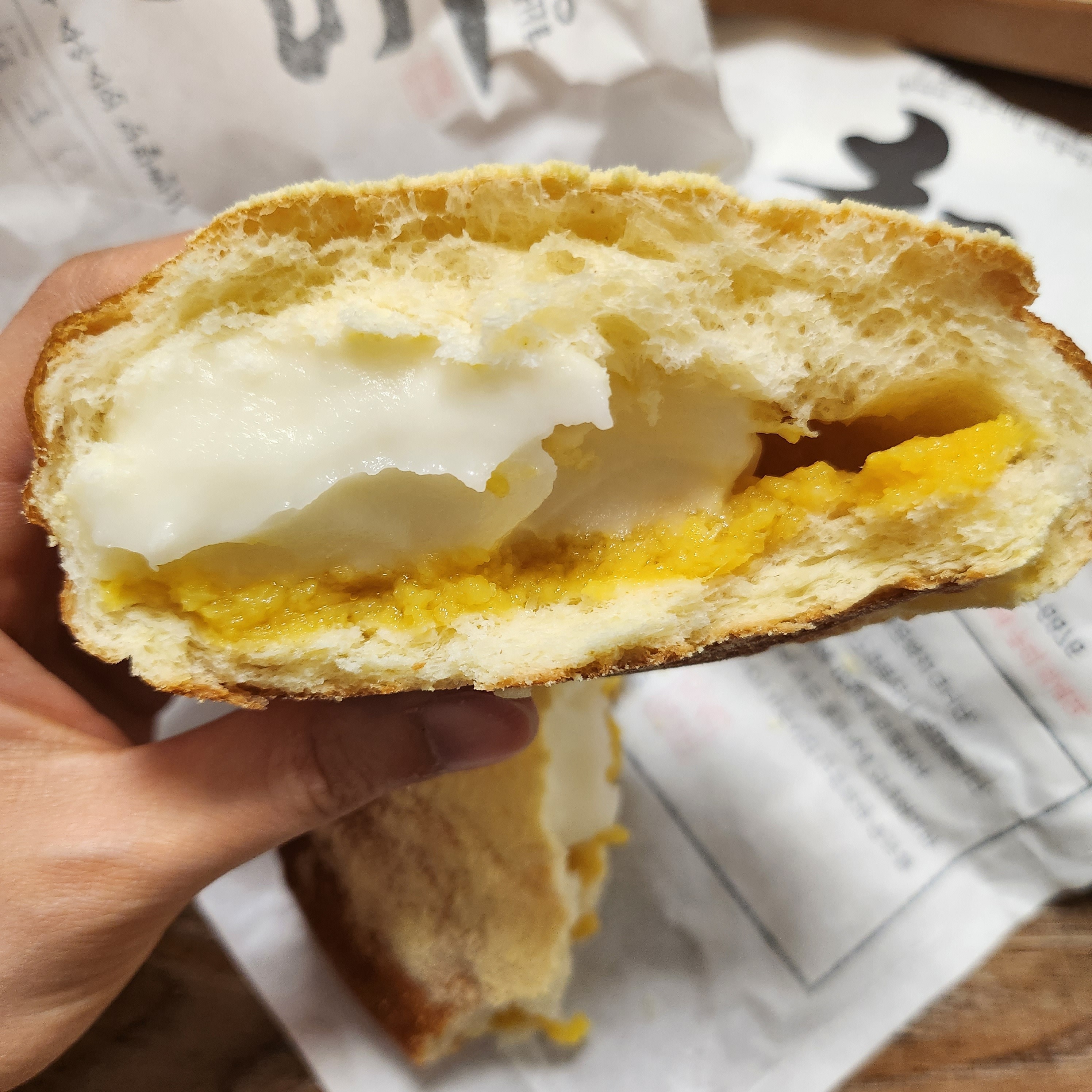 콘크림빵, 단팥빵, 콩지팥지빵, 야끼모찌 먹어봤는데 개인적으론 콘크림빵은 취향이 아니고 콩