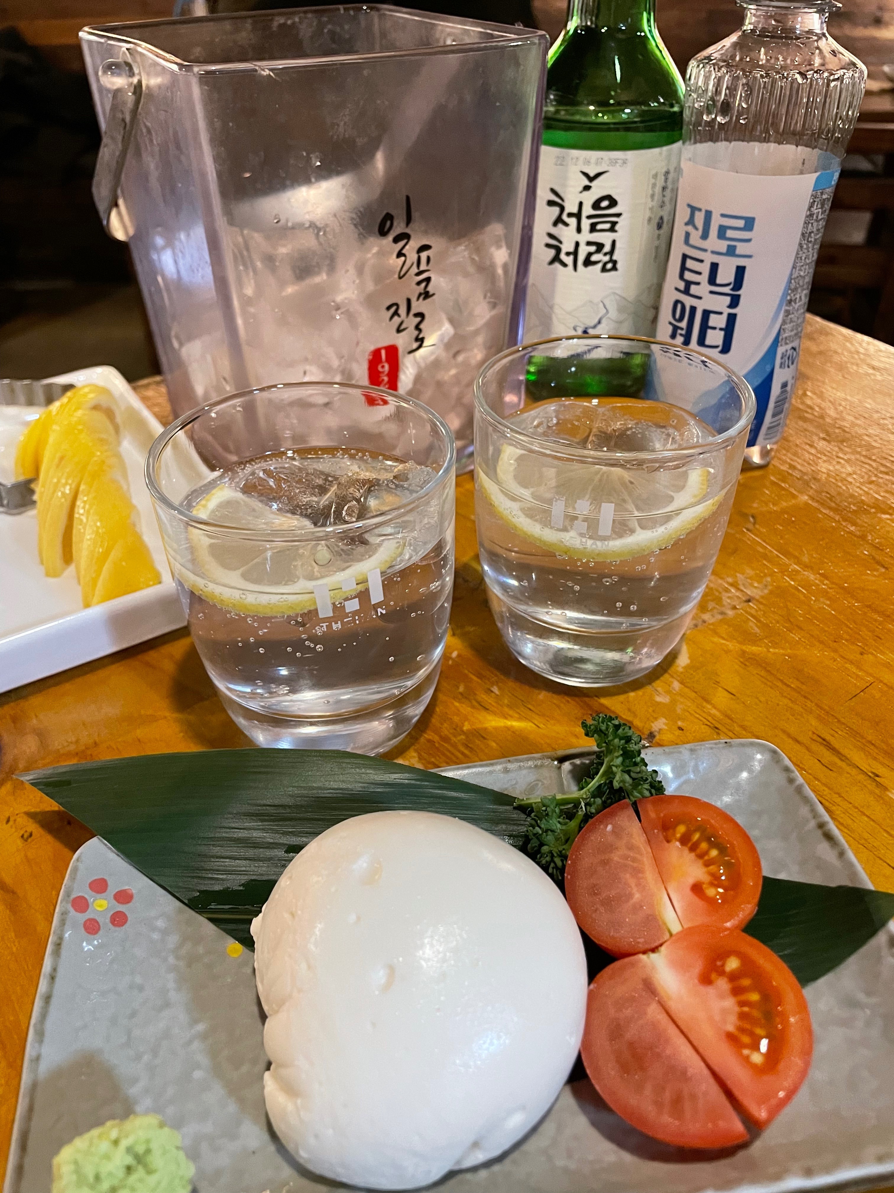 모찌리도후에 콩가루랑 꿀이 같이 나와서 별로였어요ㅠㅠ 꼬치류는 제 입맛엔 너무 짰는데 맛있