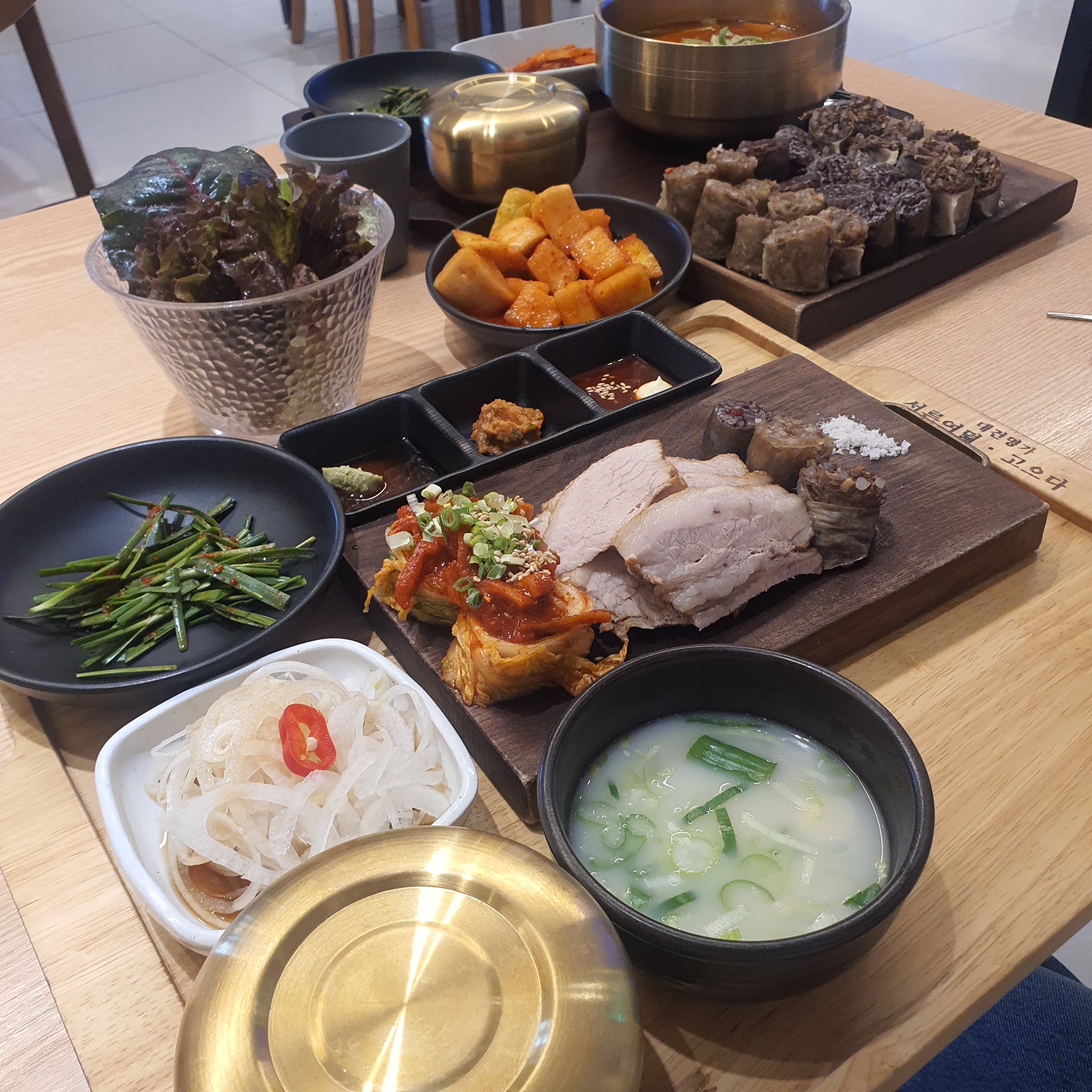 매장도 깔끔하고 음식도 깔끔하게 나와서 좋아요! 맛보기 순대는 양이 생각보다 많아서 남은