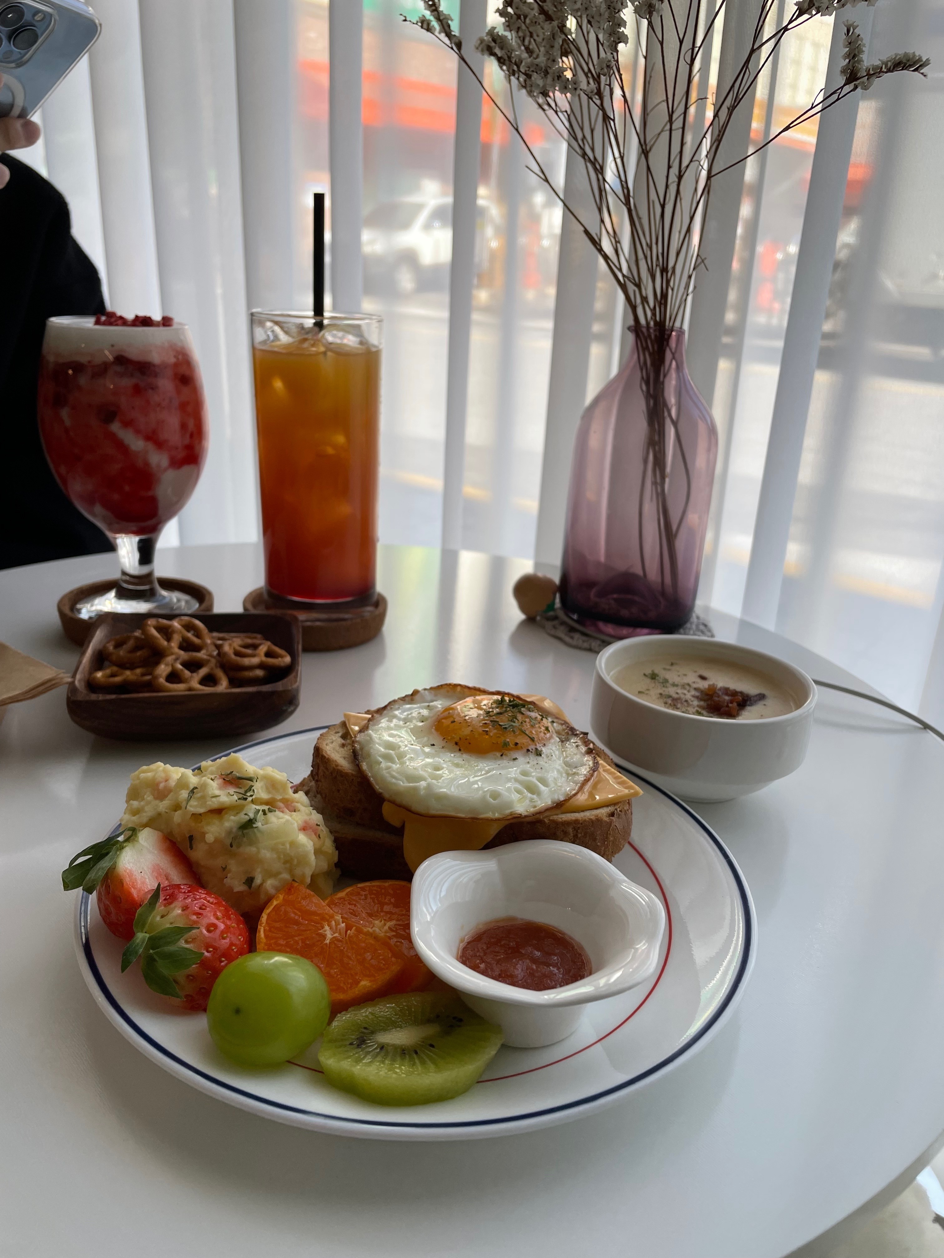 이지브런치 진짜 괜찮아요! 아점으로 먹기 딱 좋음 감자수프 진짜 맛있고 감자샐더드도 존맛,
