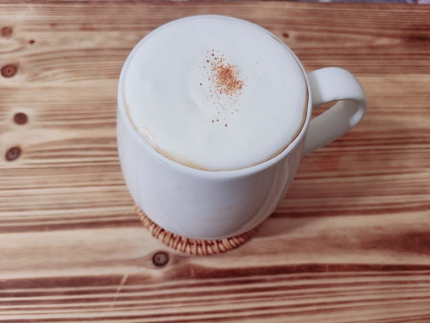 푸짐한 견과류가 올려진 혜화당의 쌍화차