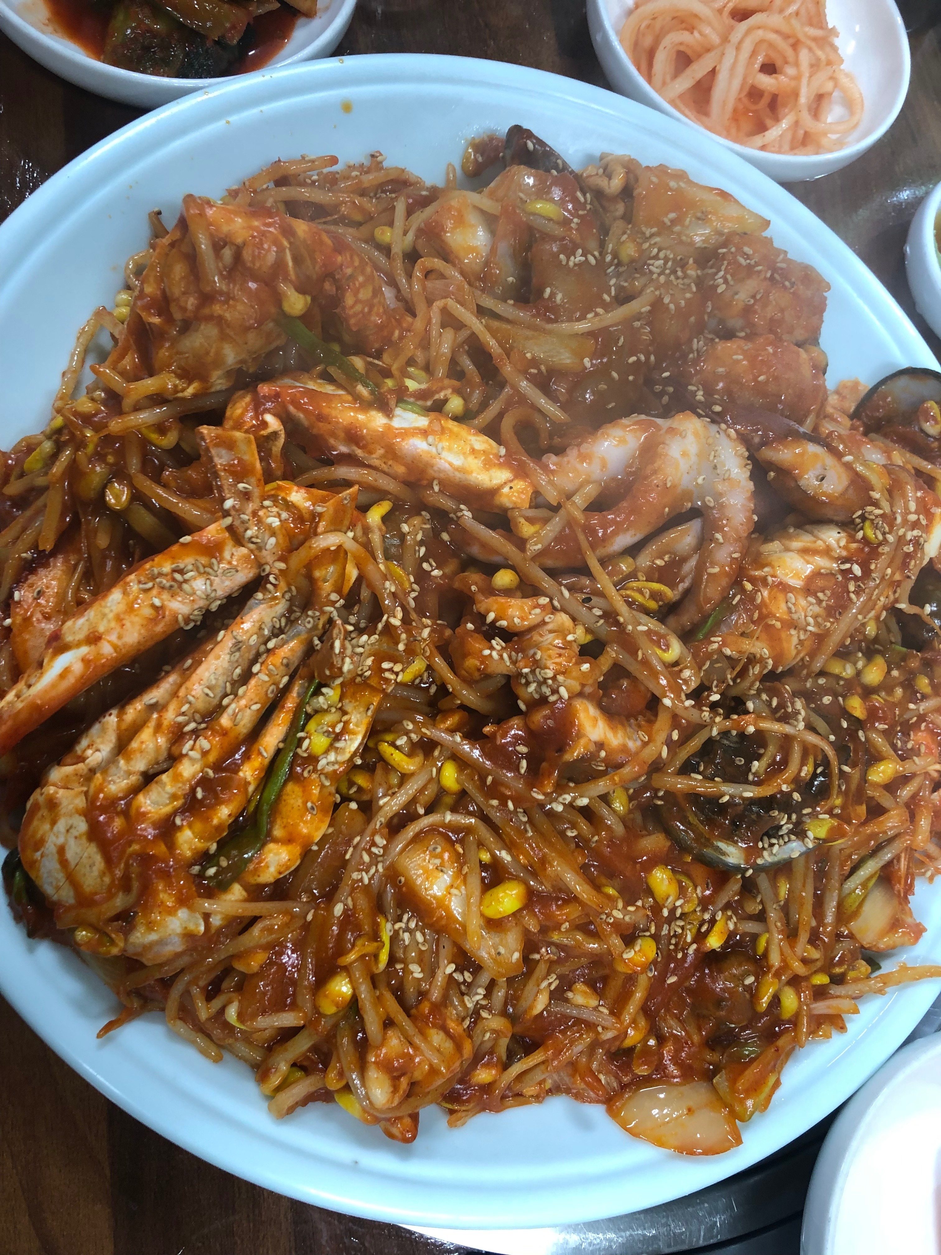 오랜만에 가서 그런지 옌날 만큼 해물이 없는거 같아 매운 맛을 추가해서 먹었