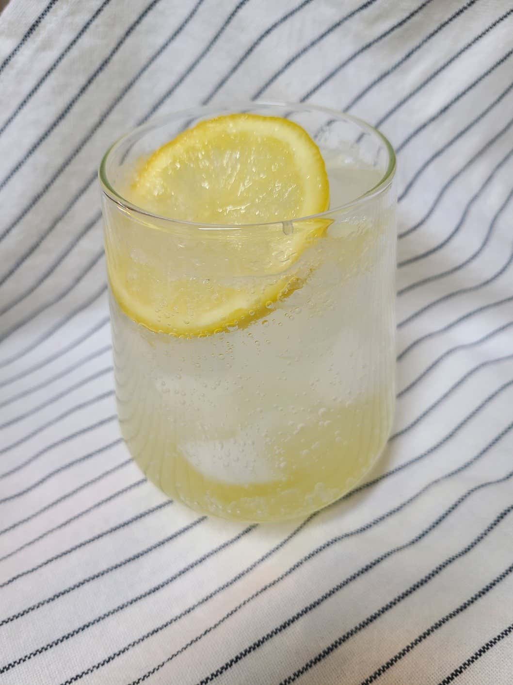 따뜻한 차를 즐기는 혜화당 영동의 테이블 풍경