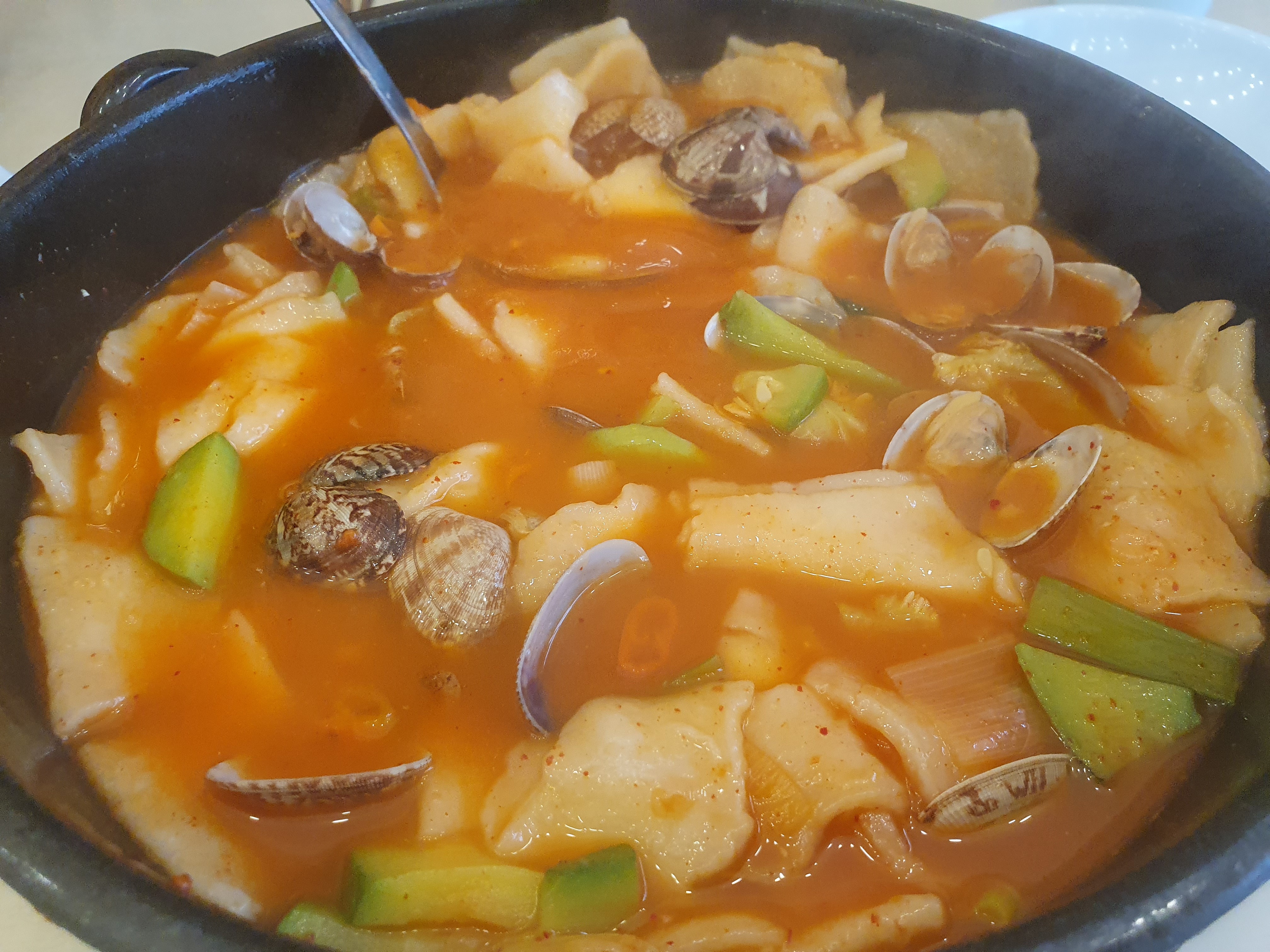 된장베이스 얼큰수제비예요 호불호있을듯요. 만두는 고기만두인데 속이 꽉차서 맛ㅣㅆ었어요 - 천호동 맛집 이가네바지락칼국수