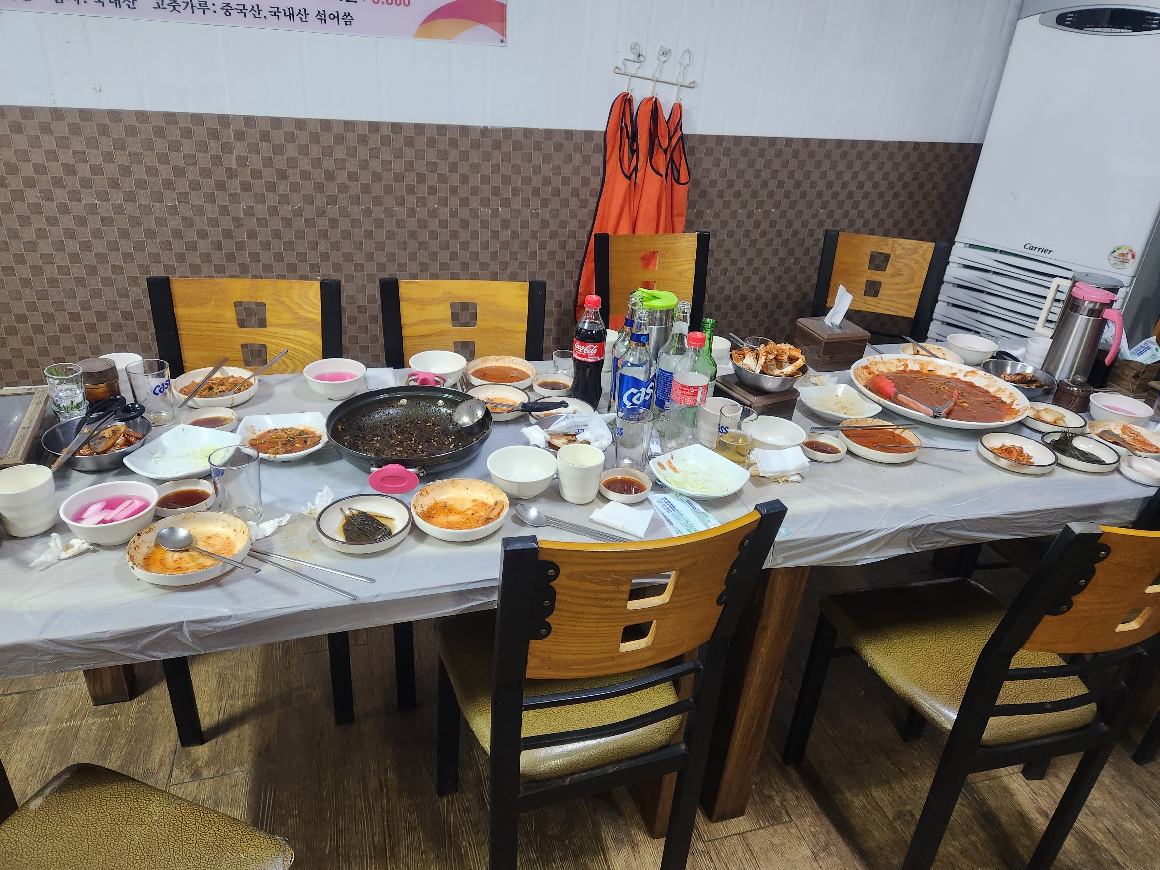 테이블에 차려진 음식들