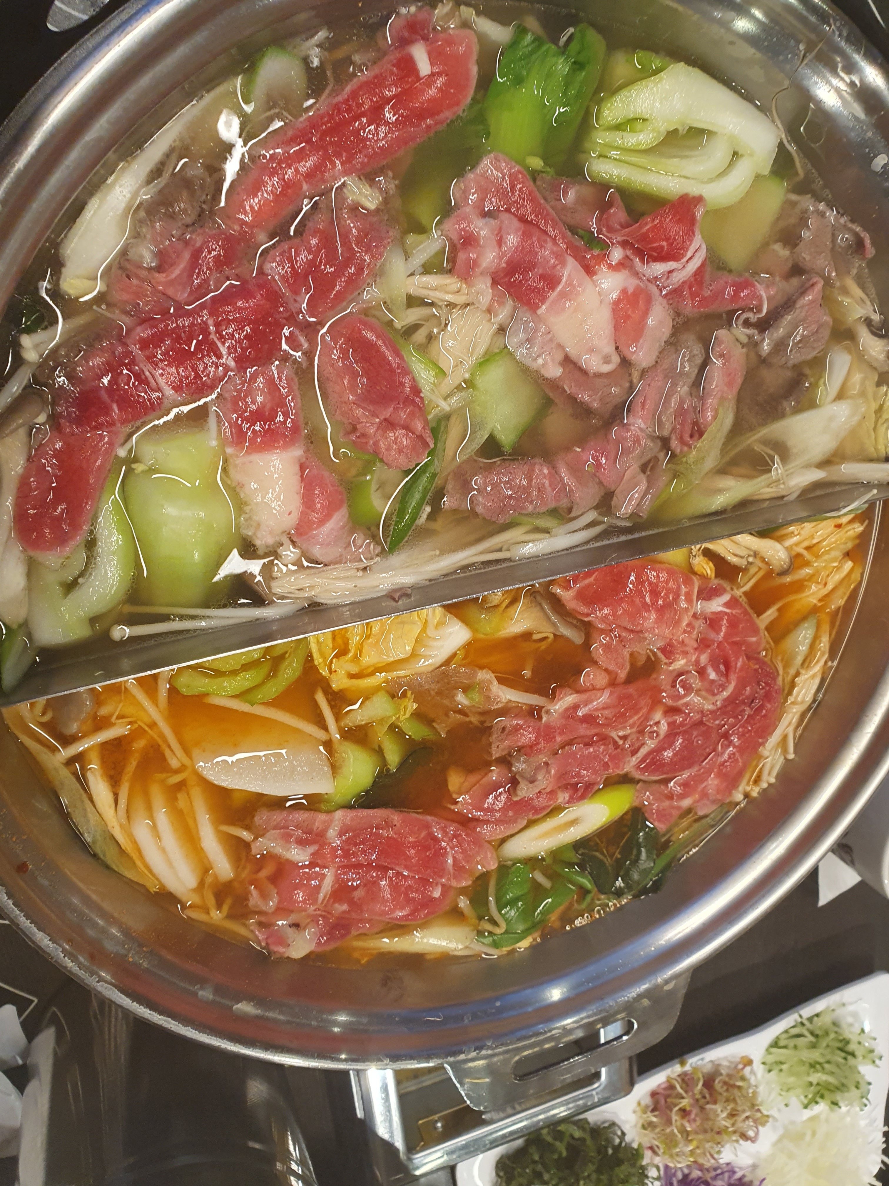모임이 있어 갔는데..역시나 풀석이네요..야채신선하고 반반육수와 무한리필바(야채.면.어묵.