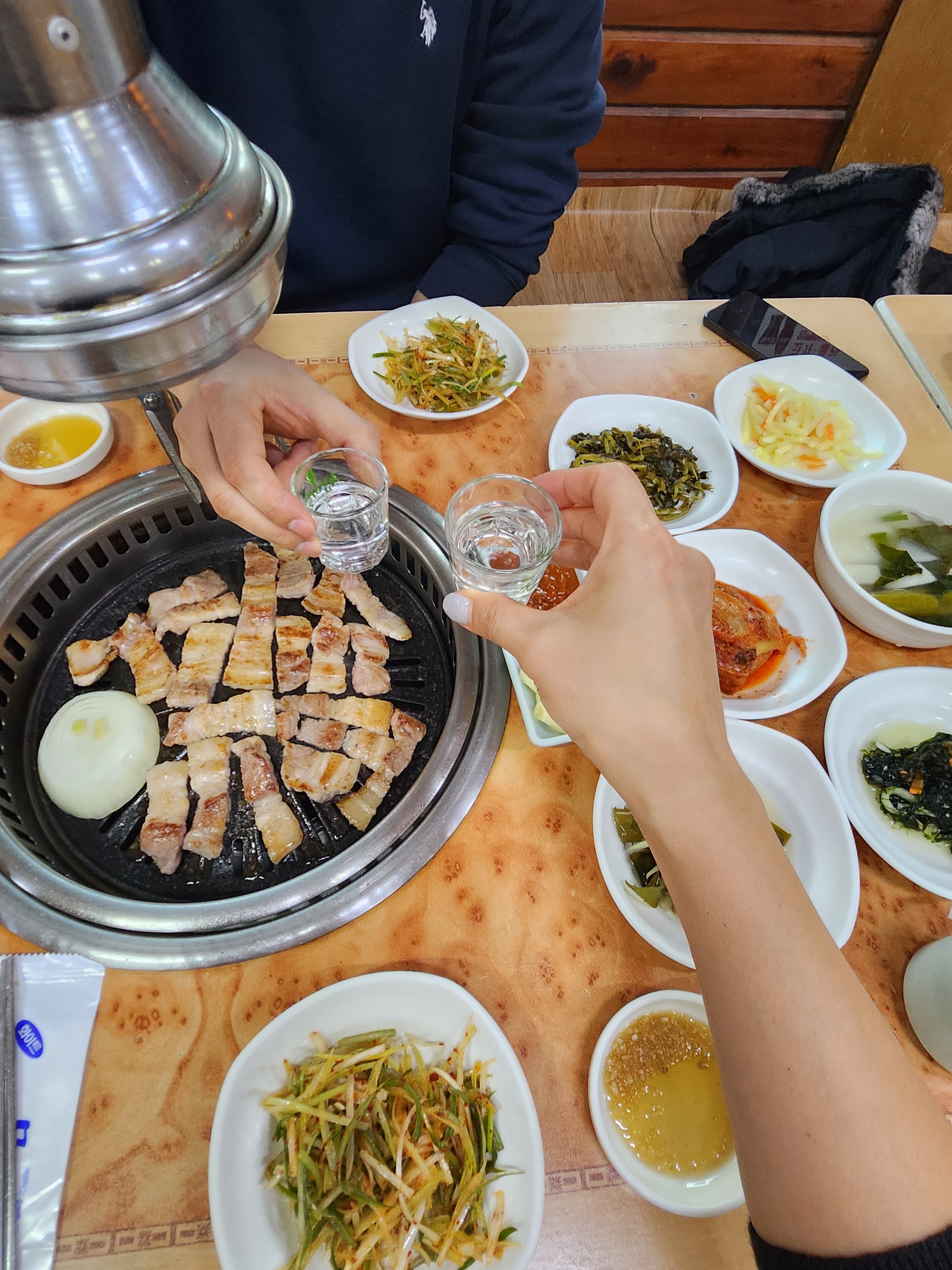 횟집말고 삼겹살이 너무 생각나서들어갔는데 완젼 대박 맛집이었네요.고기에서 돼지냄새 1도 안