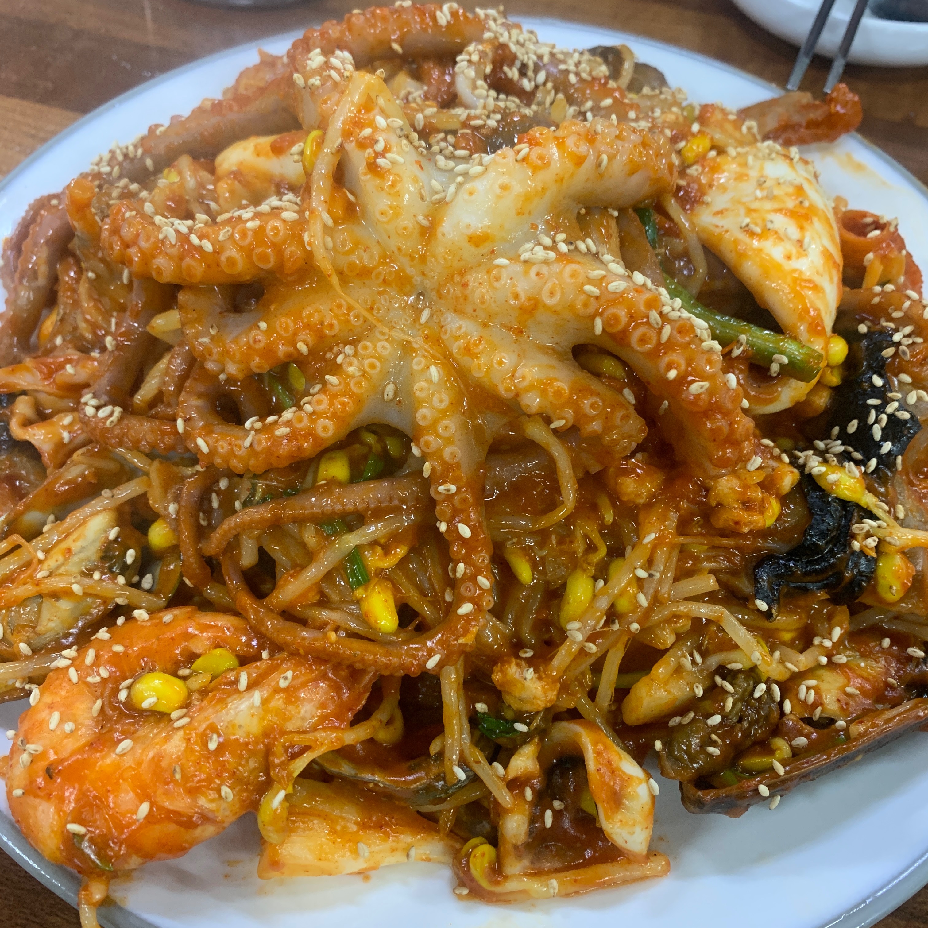 해물찜 소자(4만원)에 산낙지 1마리(만오천원)추가해서 먹었어요 해물찜에도 낙지가 조금 있