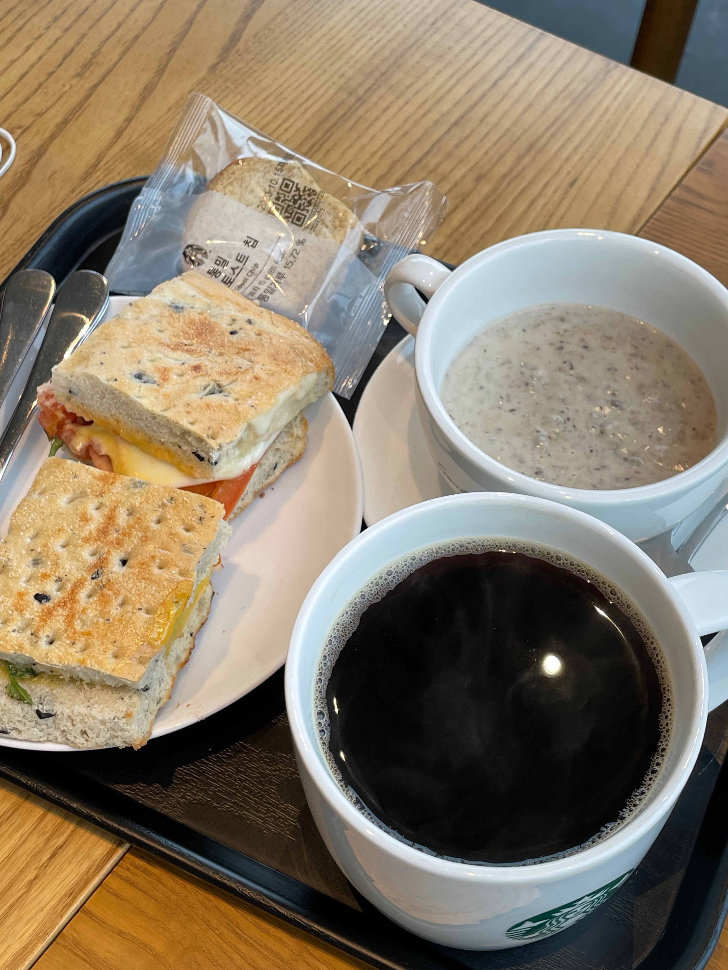 샌드위치랑 커피는 항상 먹어서 맛있는 줄 알았는데, 스프는 처음 먹어봤는데 정말 괜찮아요!