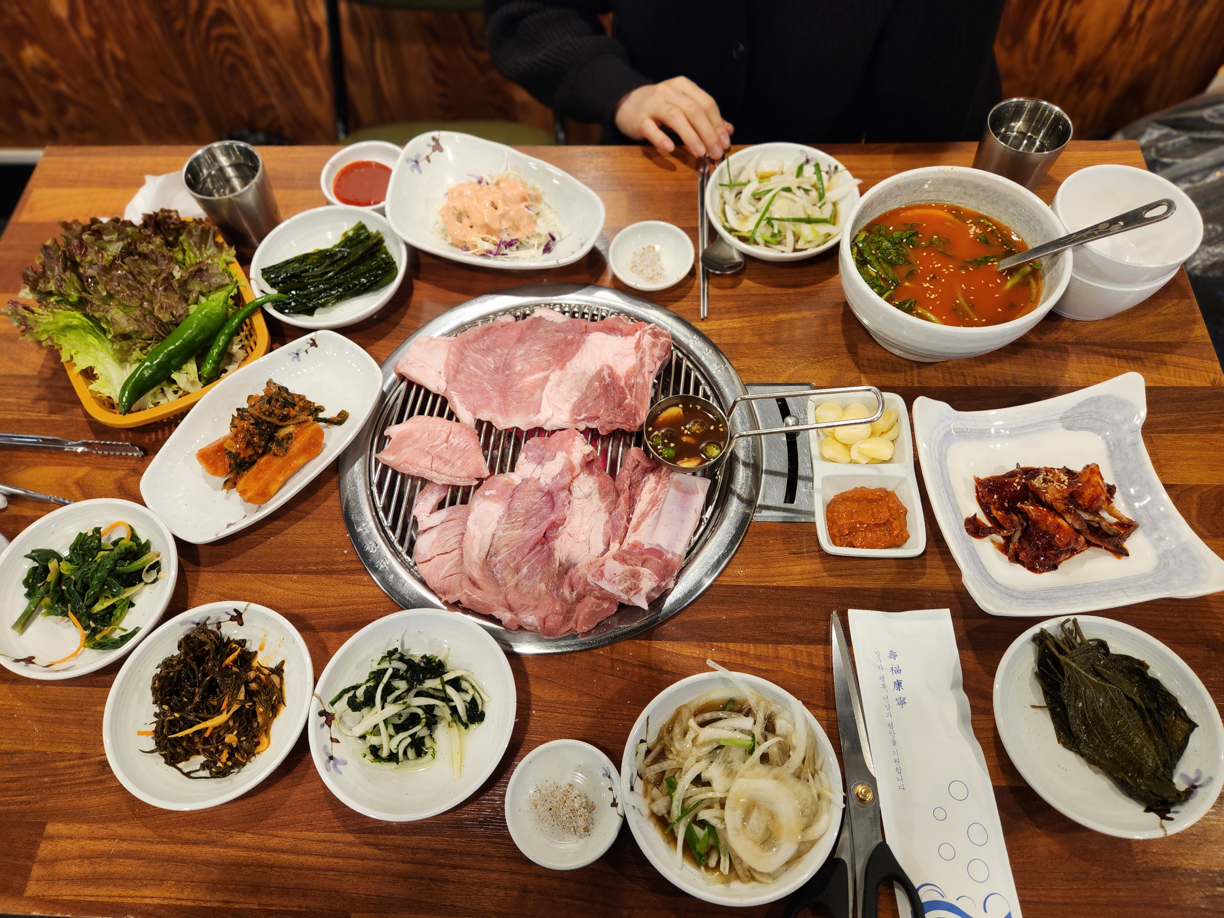 음식이 깔끔하고 맛있어요 반찬들 직접하시는것 같아요 생갈비먹을수 있는곳이 흔치않은데 신서하
