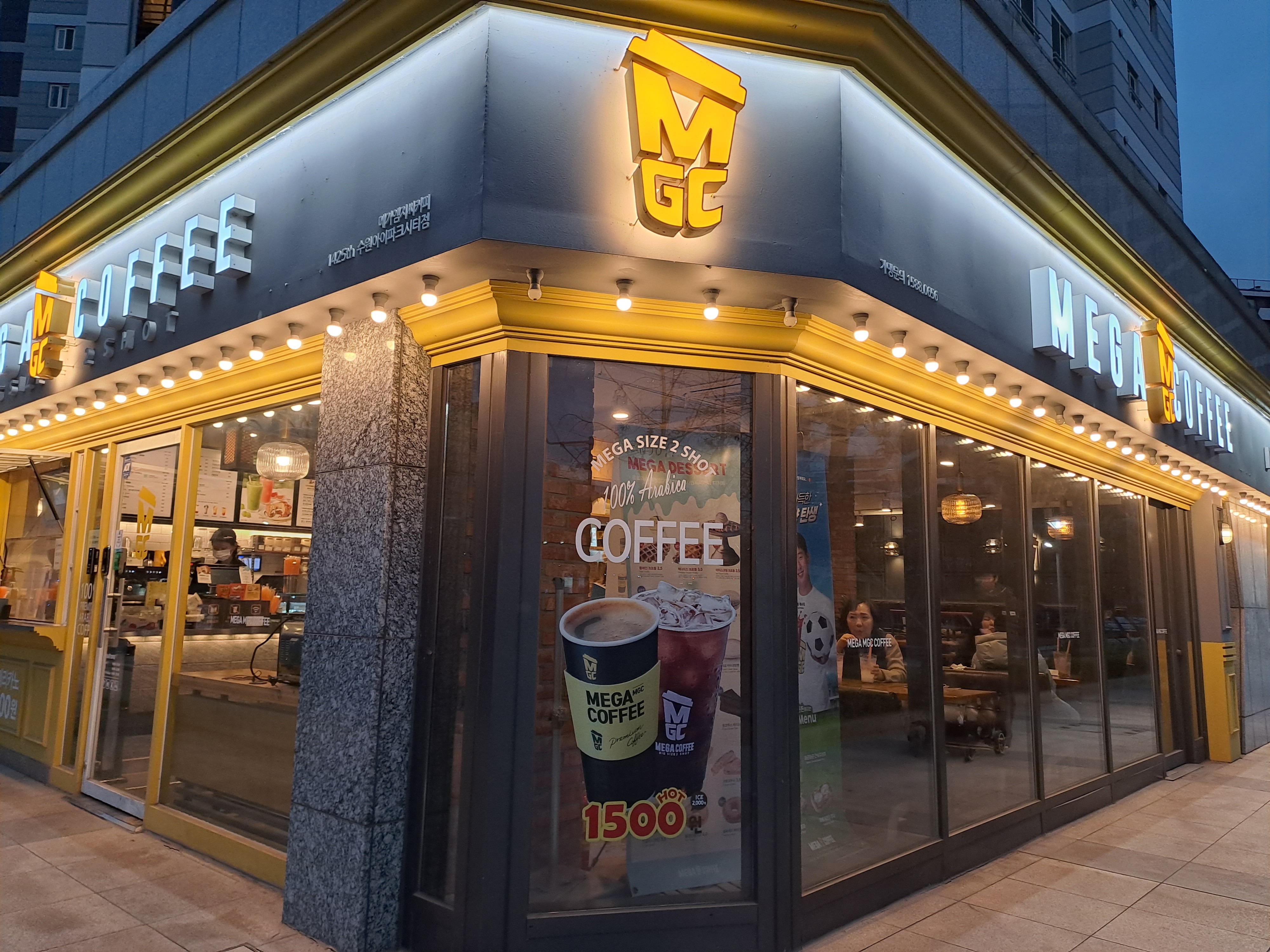 메가카페 다녀본 중에 매장이 제일 넓은 곳이네요 쾌적하고 좋아요 일부러 와봤는데 실망치않