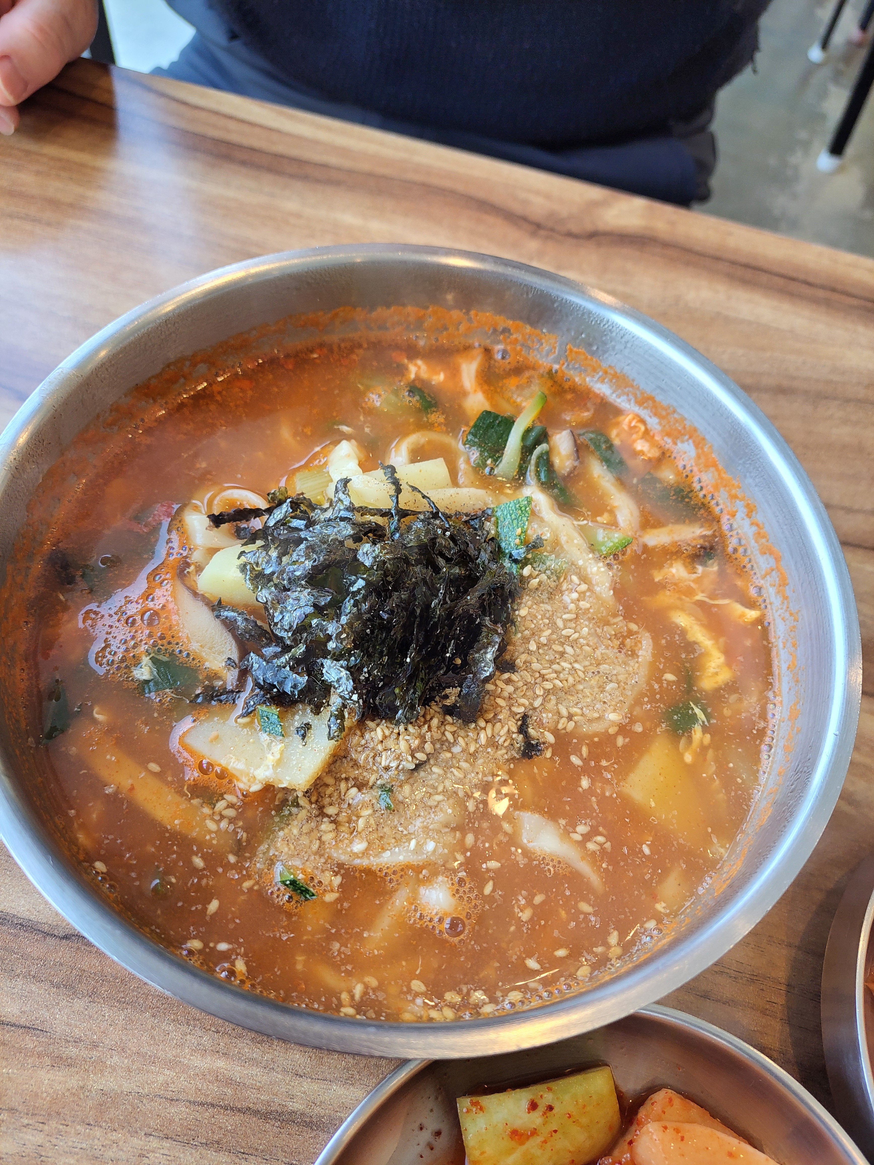 매장이 깔끔하네요 장 칼국수 황태 칼국수이예요 - 경포대 맛집 경포칼국수