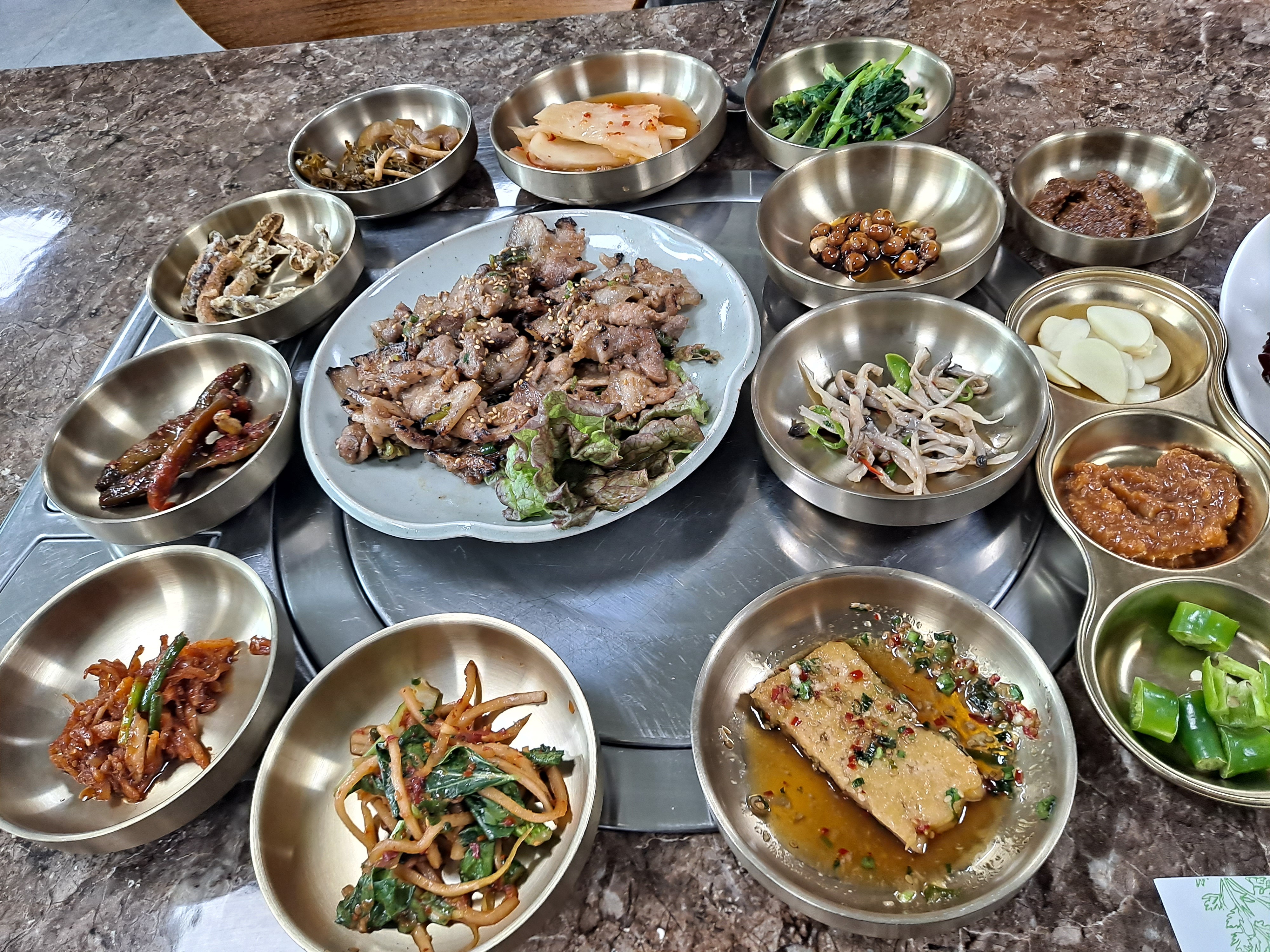 다양한 반찬과 함께 나온 밥과 된장찌개