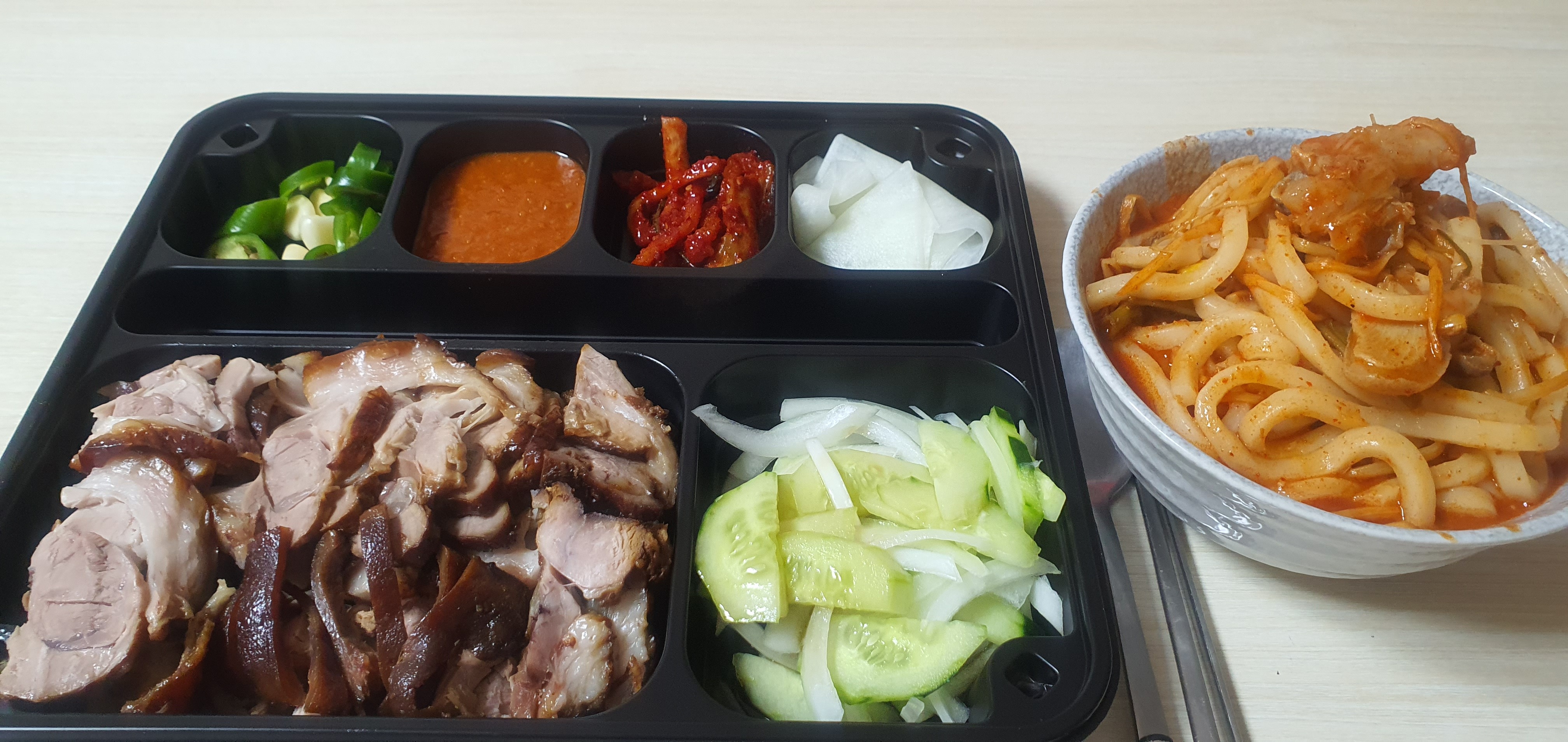 집에 아구찜먹다남은 양념이 있었는데 그거랑 족발이랑 먹으니 완전 제 스타일입니다ㅋㅋ 1인족