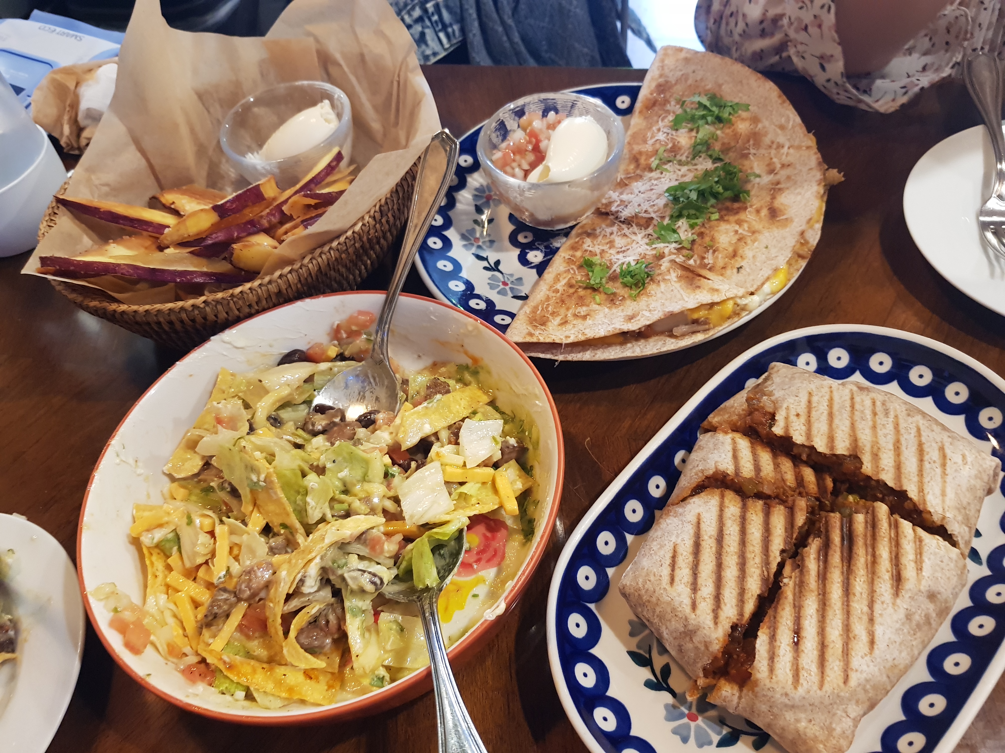 음식 하나하나 다 맛있어서 3명이서 처음에 4개 시키고 하나 더 추가해서 먹었어요👍 - 망원동 맛집 벨라또띠아