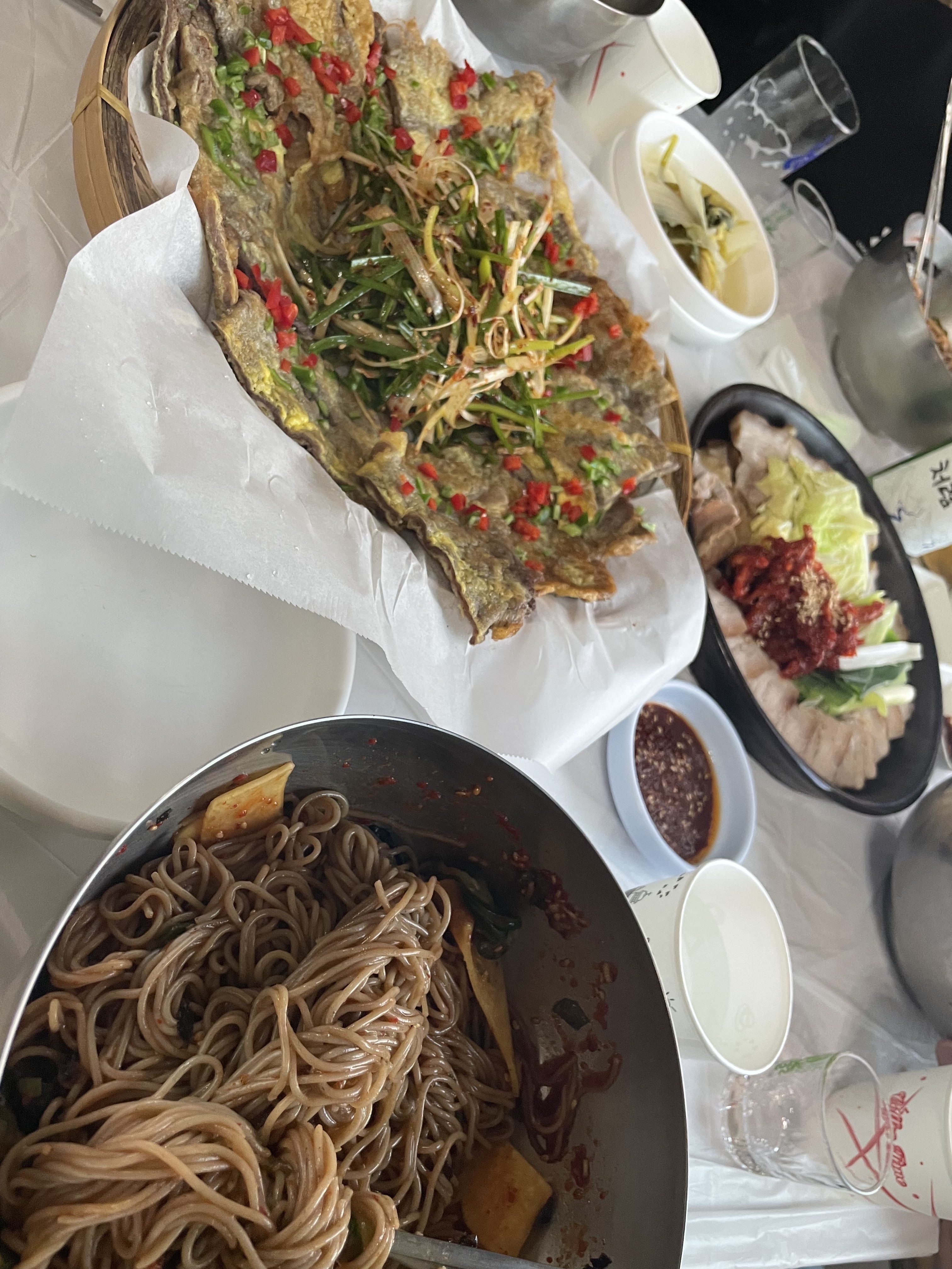 육전과 막국수가 함께 담긴 상차림