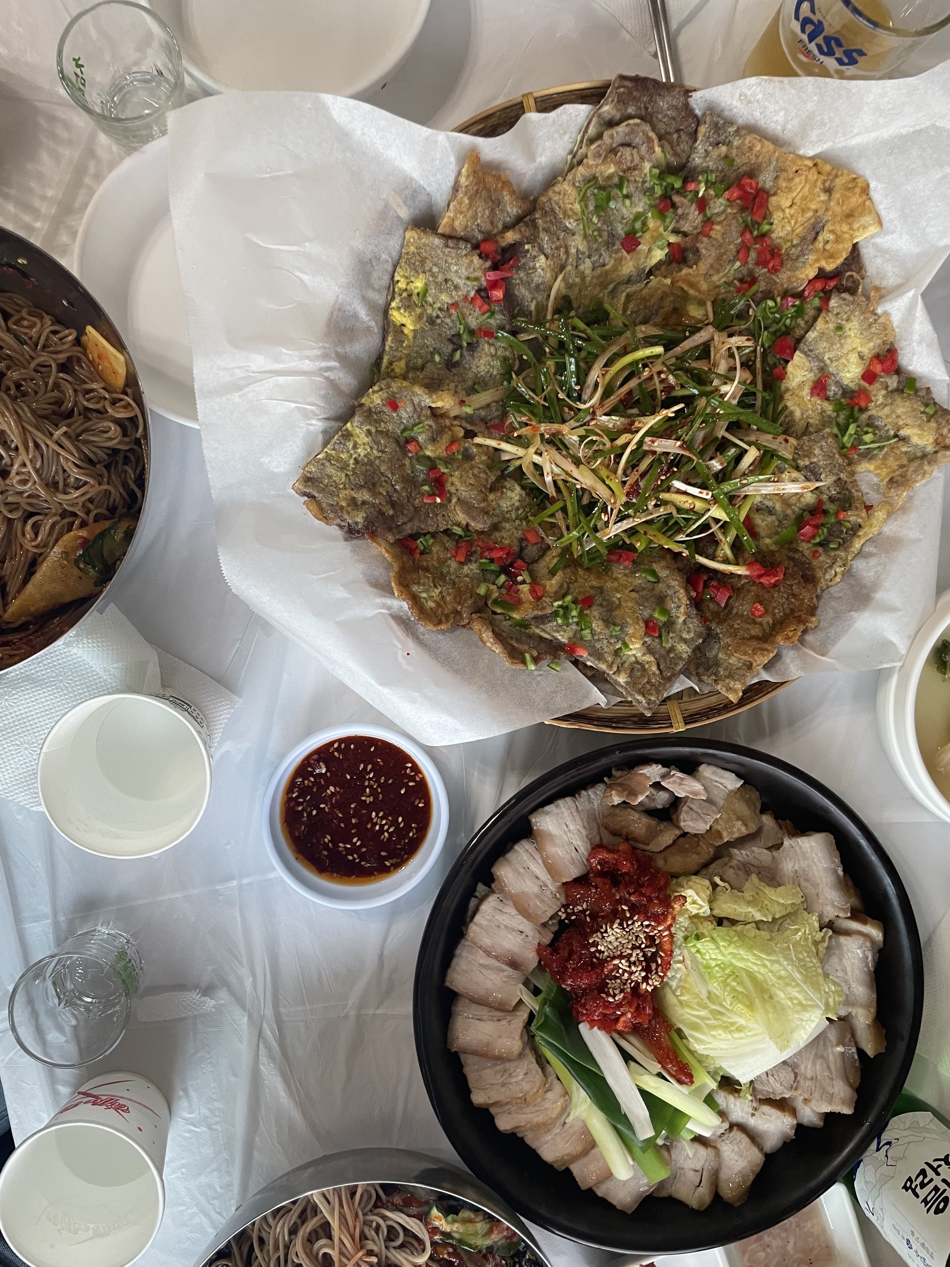 또 다른 막국수 사진, 놋그릇에 메밀면과 고명, 그리고 곁들임 찬이 담겨 있음