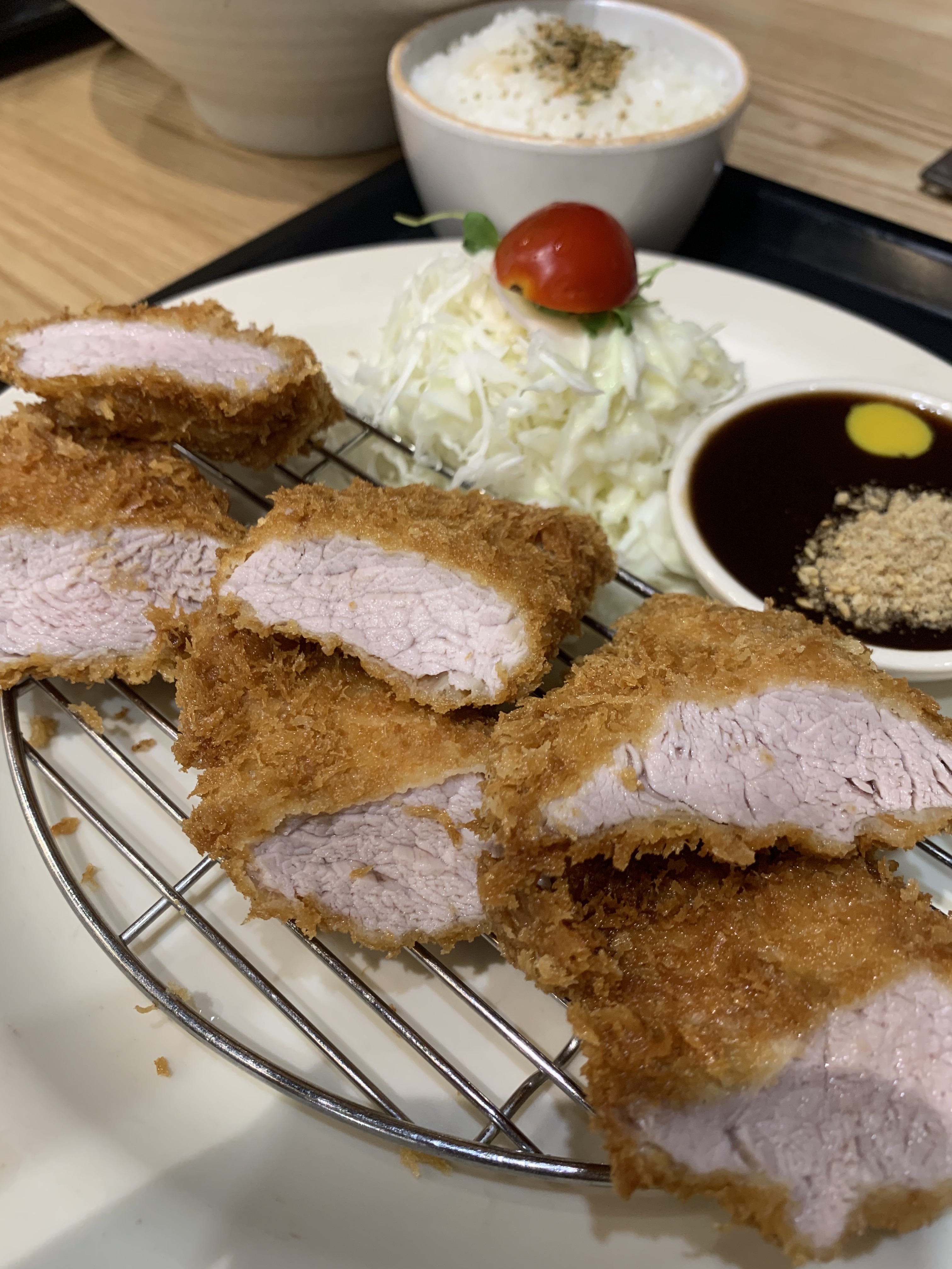 애들이 참 좋아합니다.왕돈까스만 먹다가 안심 시켰는데 부드럽고 좋네요 - 광주 상무지구 맛집 홍익돈까스 광주상무점