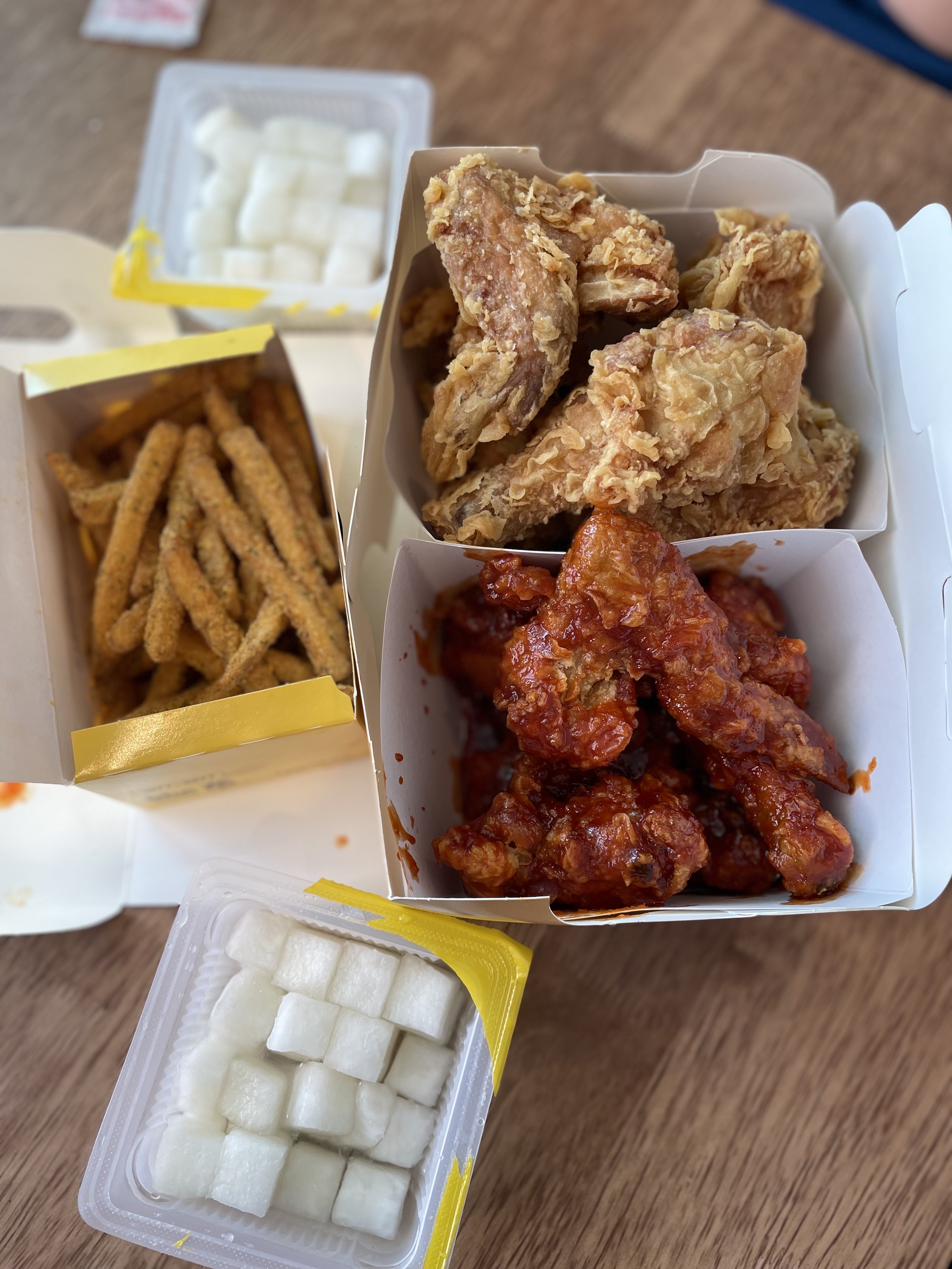 강릉여행첫날 스카이베이 도착하자마자 엘베탔는데 치킨냄새맡고 못참고 치킨을 첫끼로 먹었는데