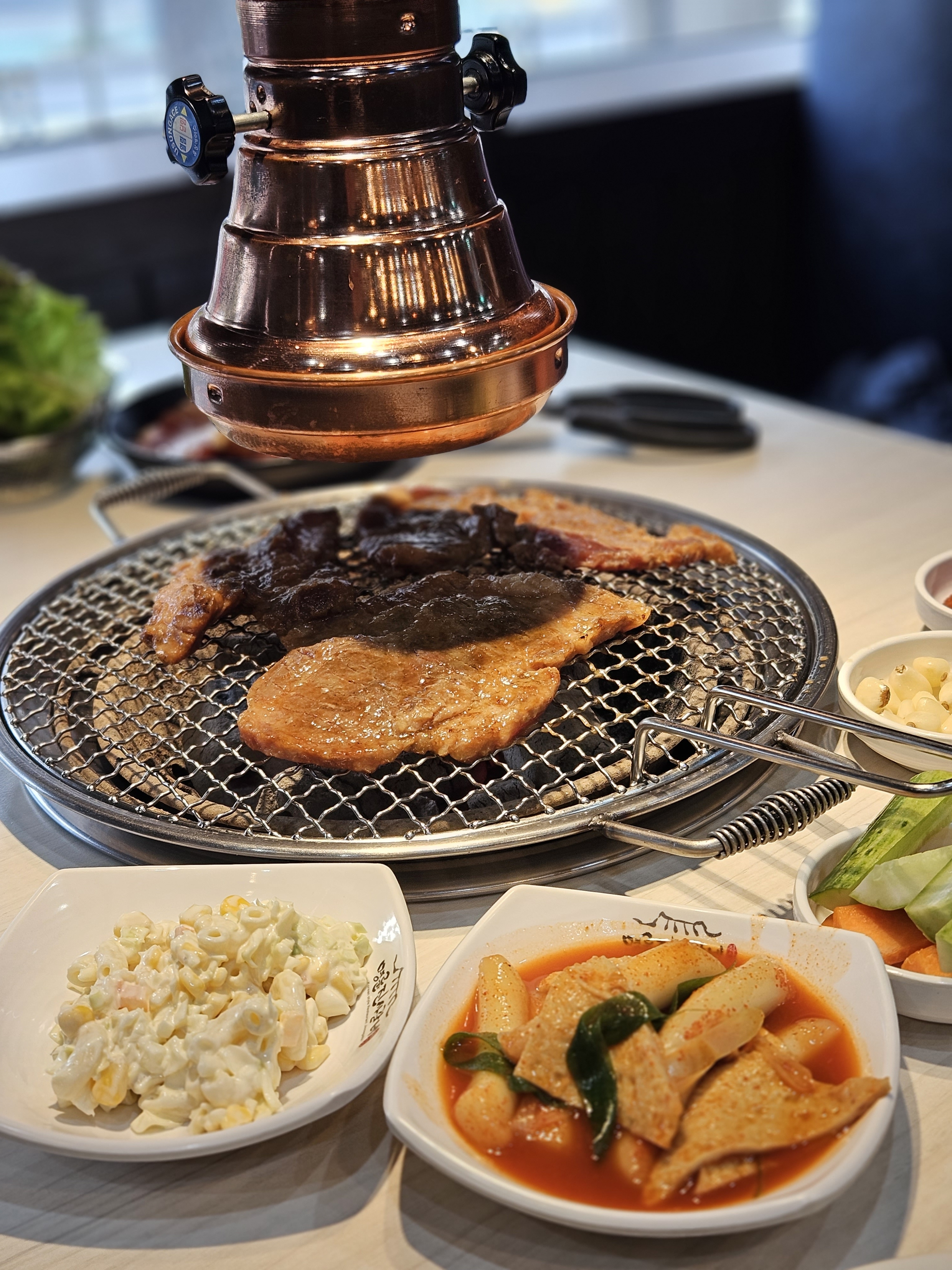 둘레길만 걷고 오려고 했는데 명륜진사갈비 보고는 홀연히 들어감. 식당 안도 깨끗하고 음식도