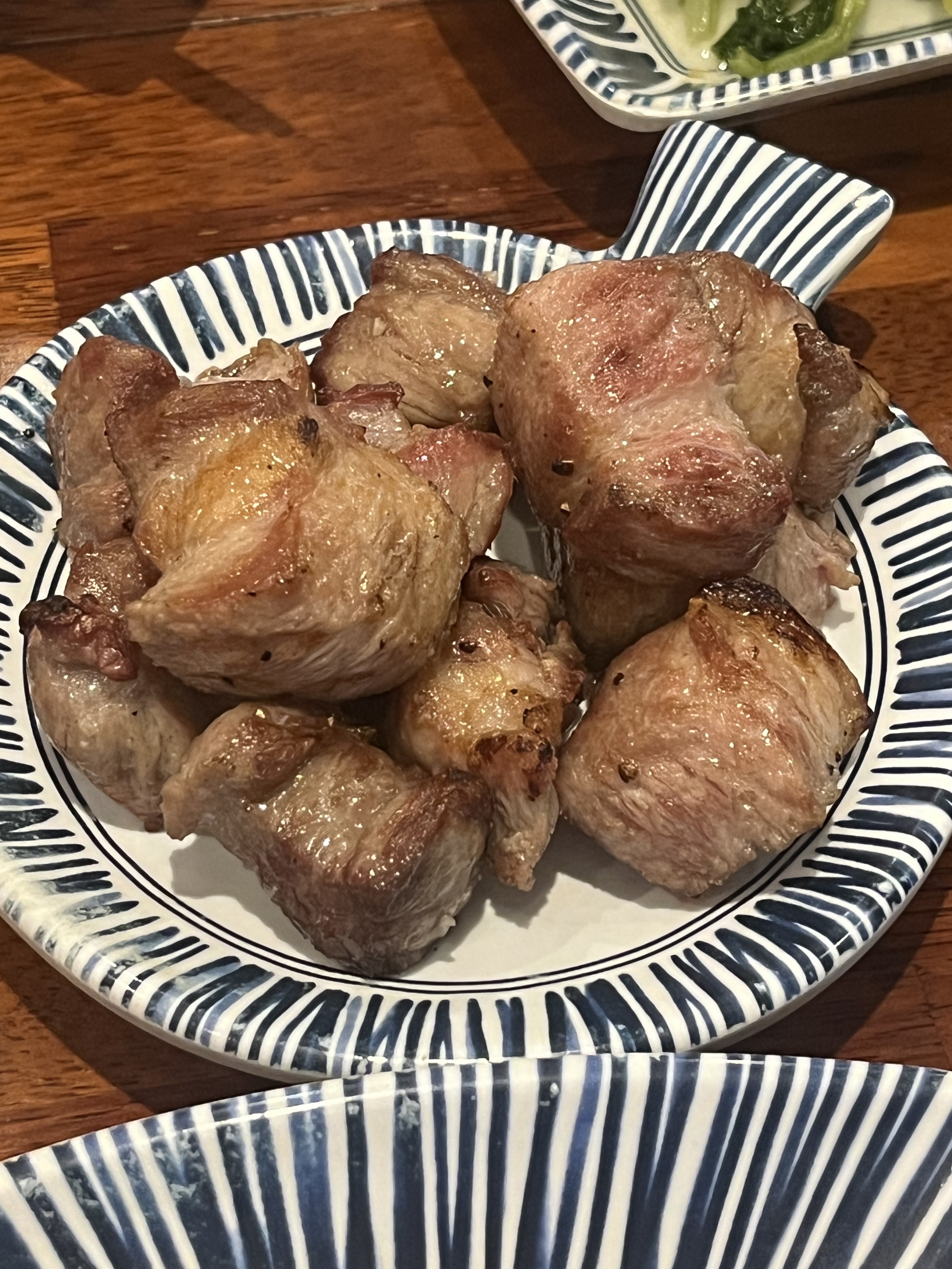 고기는 맛있어요! 두껍지만 질기지 않게 잘 구워주십니다. 근데 야채랑 버섯은 겉부분 태우고