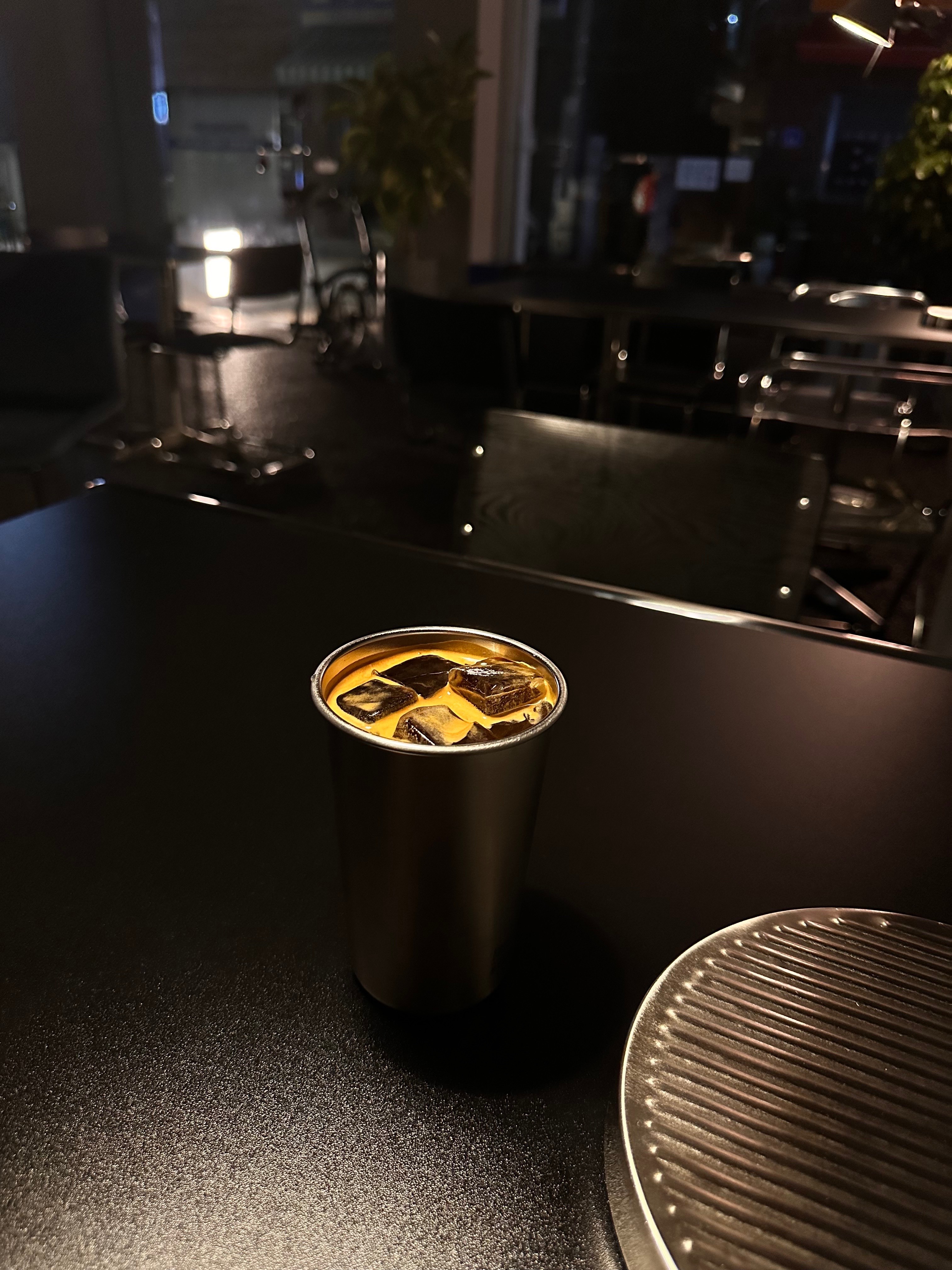 동네 커피 맛있는 유일한 곳 !! 조명이 바뀌니까 완전 다른 카페 된 거 같아요. 이전에