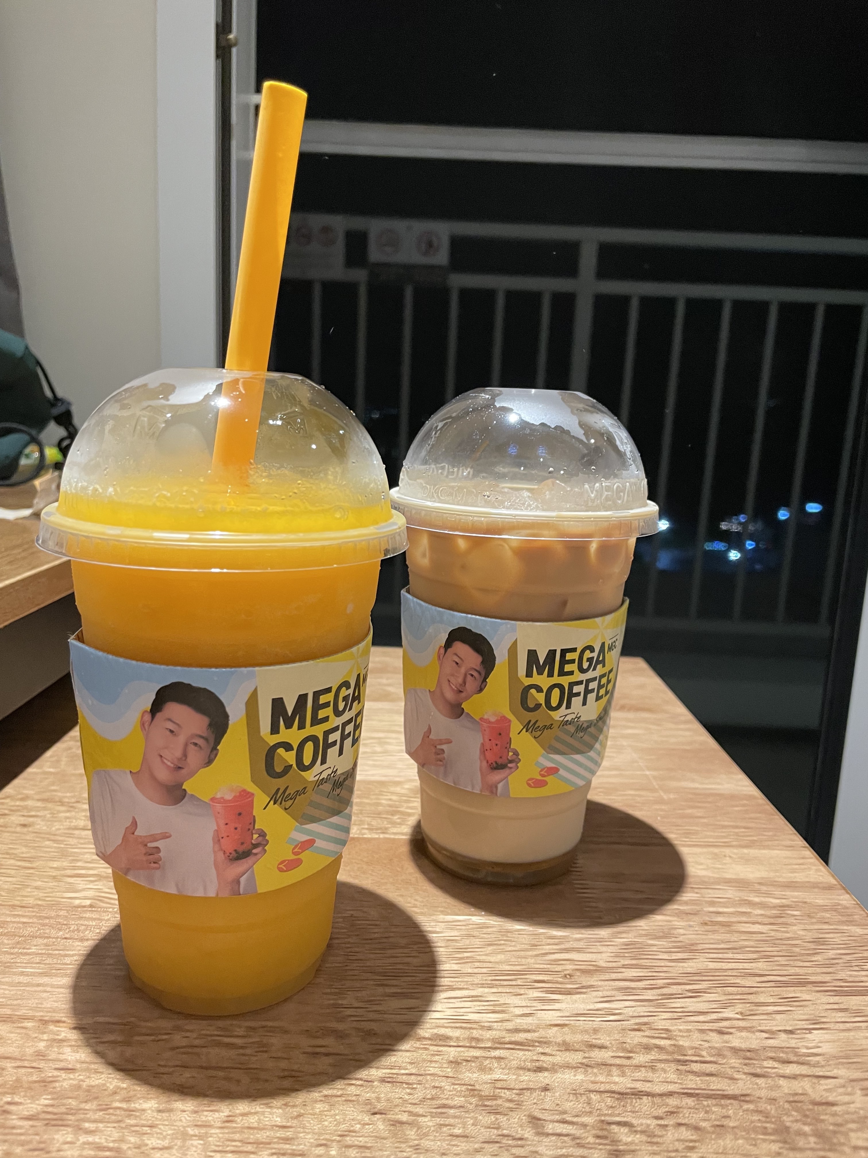 저녁먹고 커피마시고 싶었는데 딱 메가있어서 어찌나 반갑던지😍 앞에 경포대보면서 커피마시니까