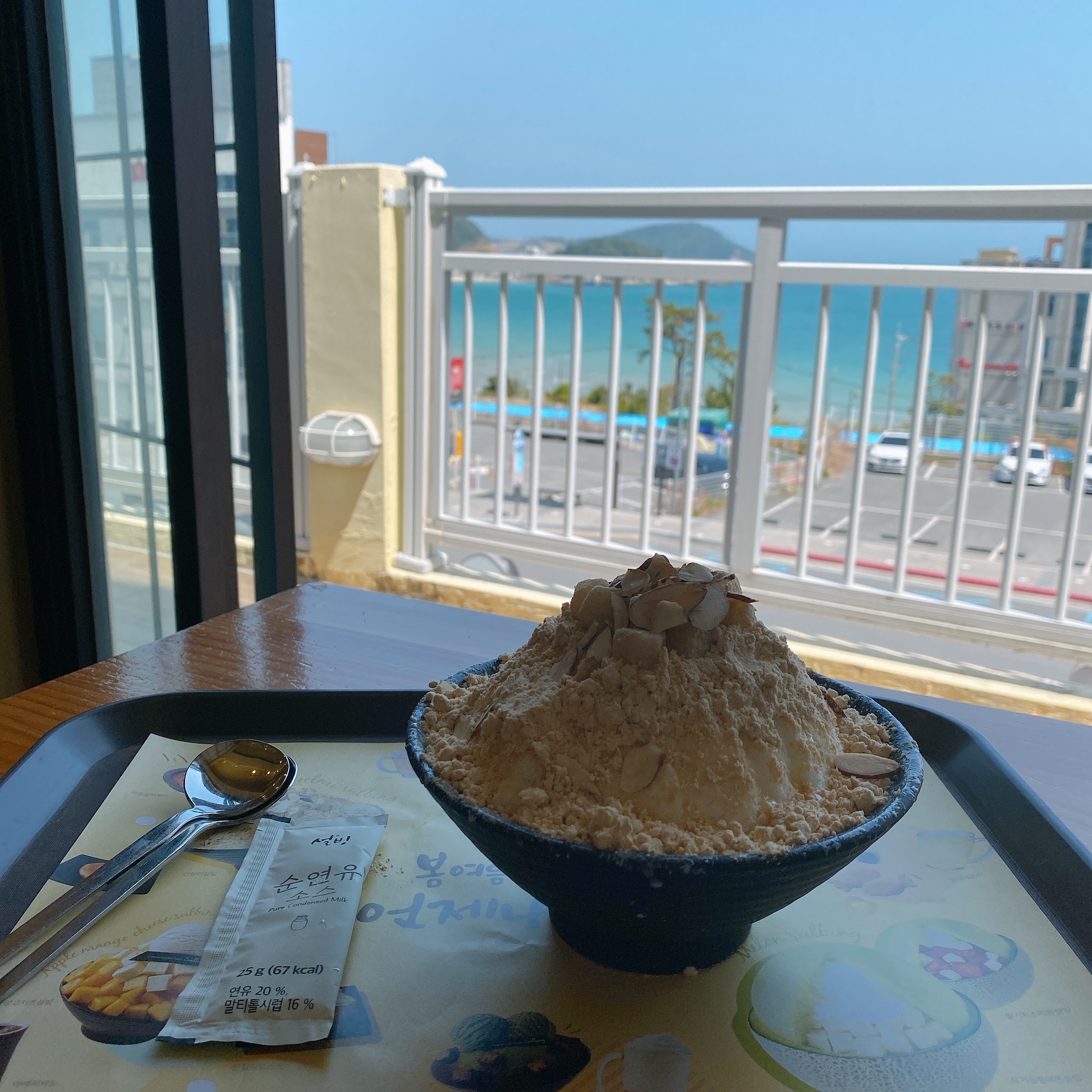 송정설빙 진~짜 넓고 뷰도 짱이에요 💓오랜만에 갔더니 예전보다 푸짐하게 담아주시는 것 같아