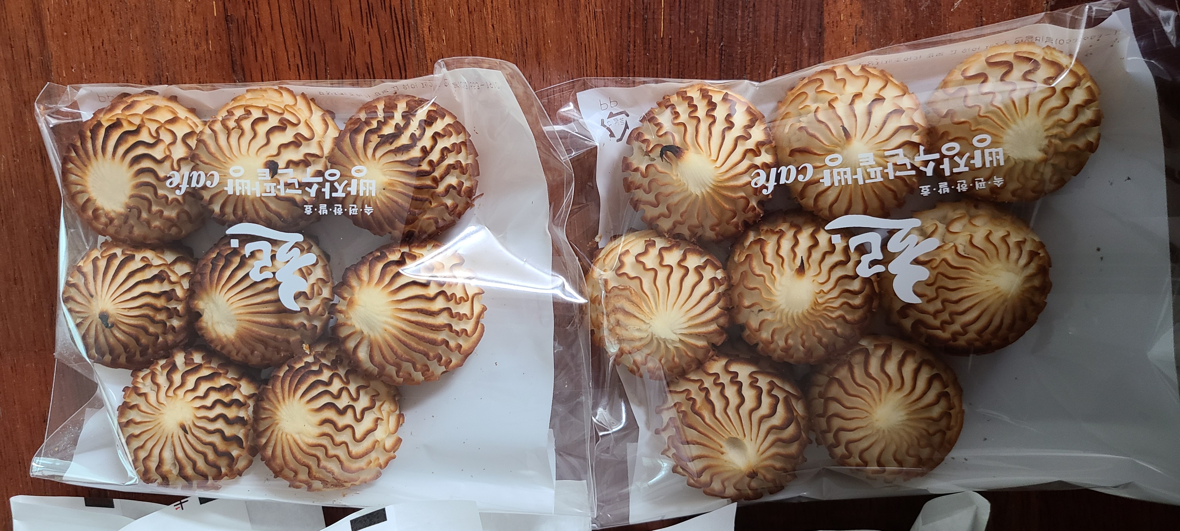 너무 맛있는 빵 단팥빵도 생크림단팥두 맛있지만 저는 녹차크림 최고라고 생각해요 한 100개
