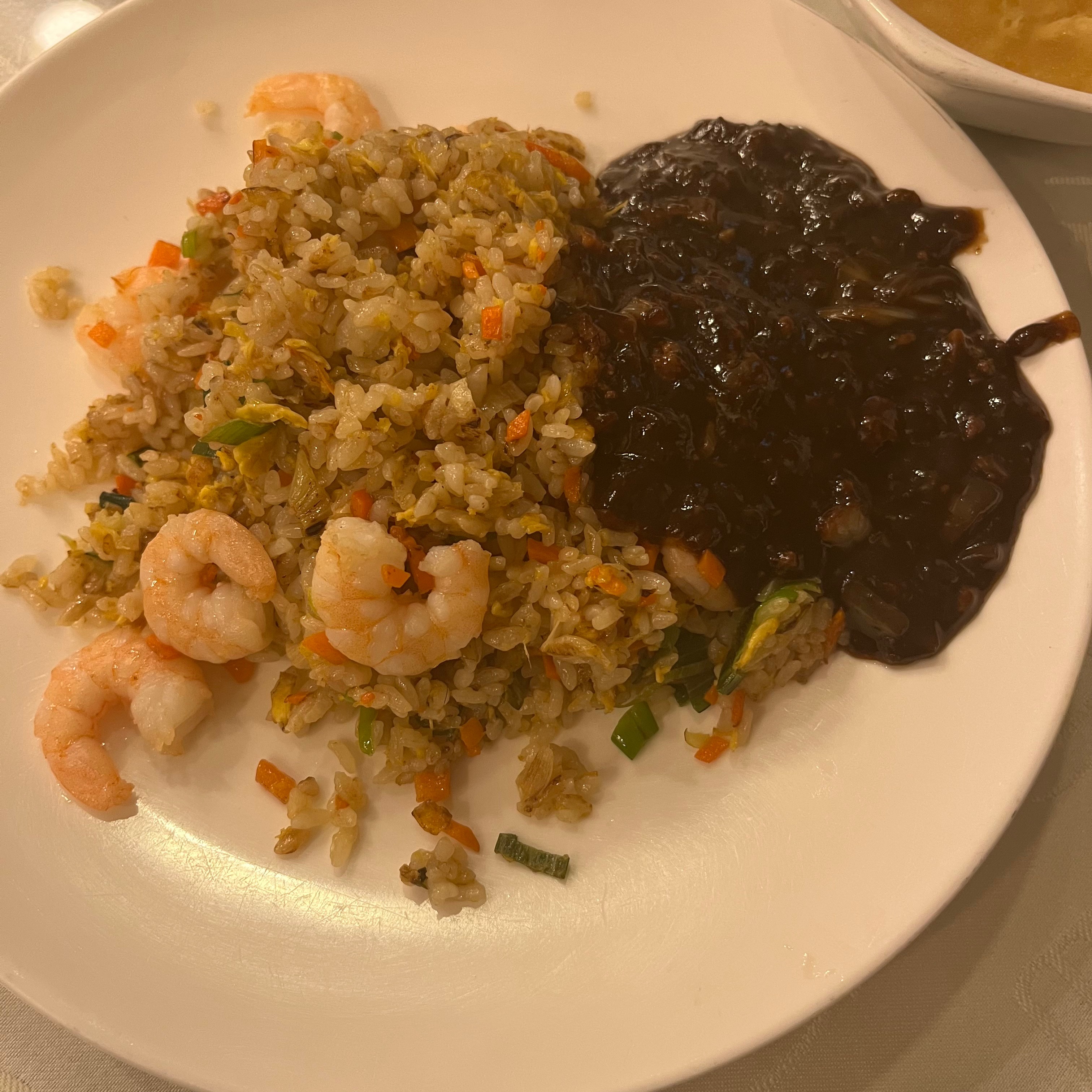 회사 근처 중국집이라 자주 가는데 불짬뽕이 참 맛있어요. 엄청 매운데 중독되는 맛이에요.