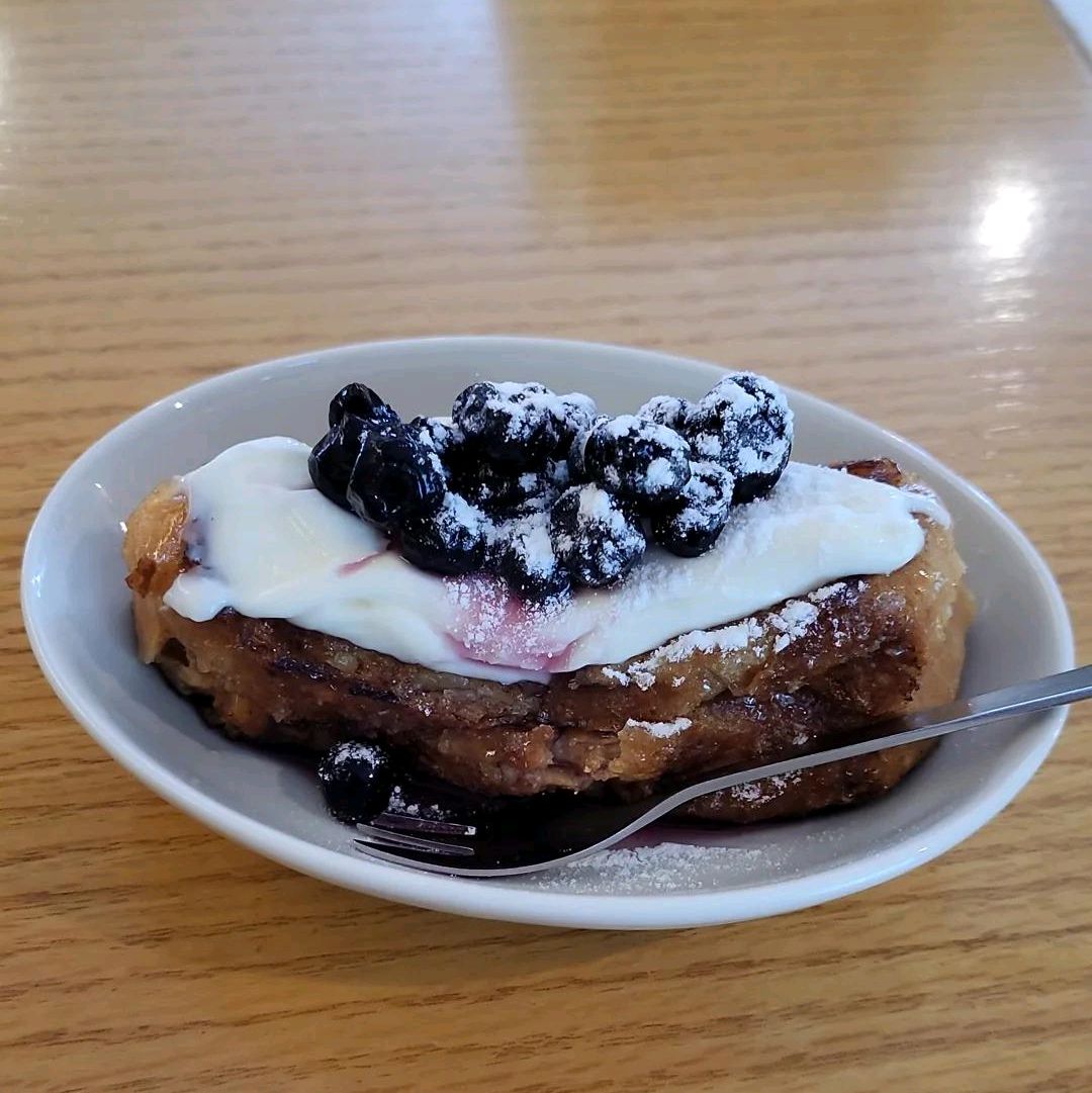 이 집 플레인도 맛있고 위에 올려먹을 수 있는 것들도 다 맛있는데 가격도 착해요 플레인 시