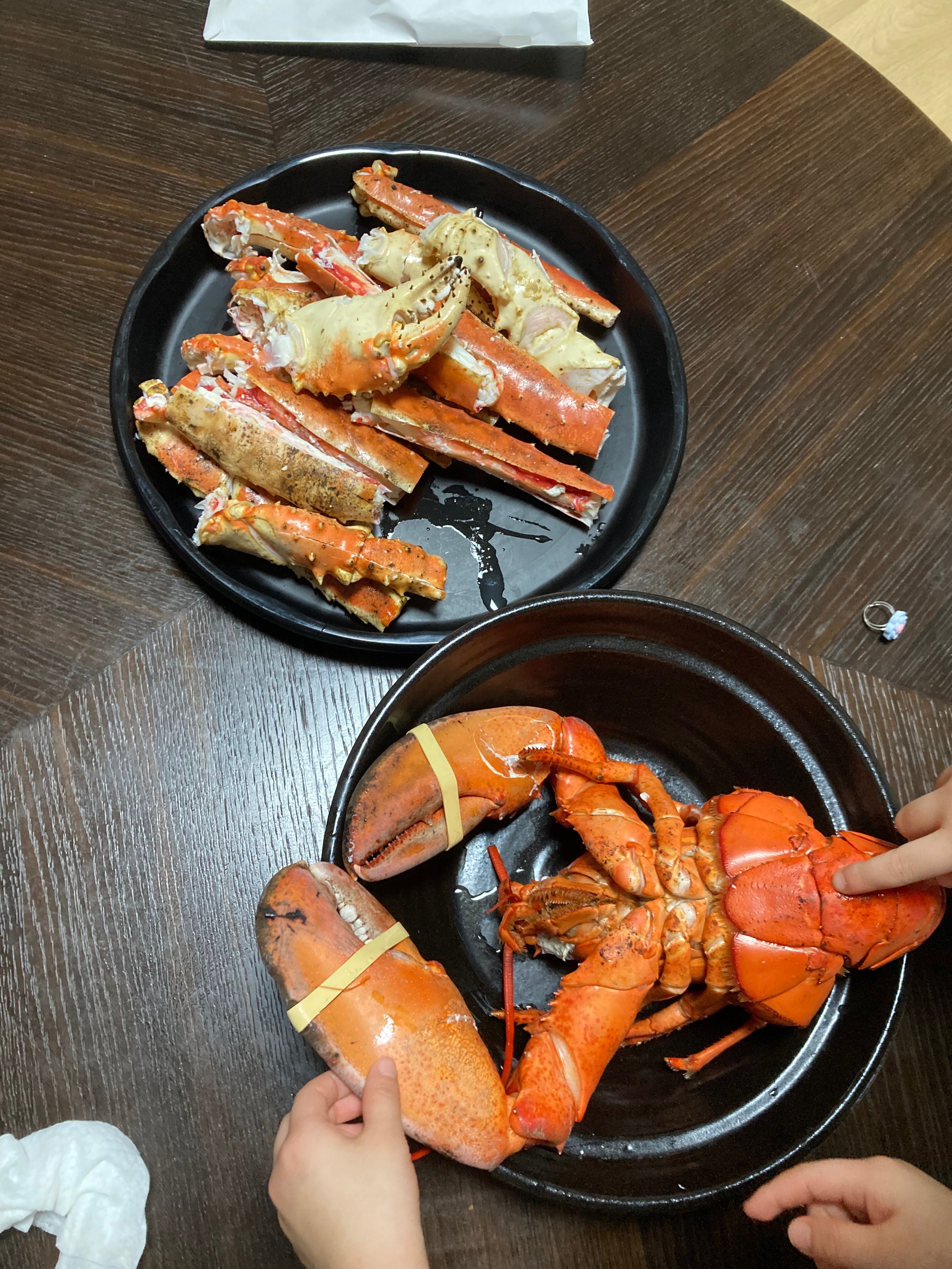 킹크랩 kg에 95,000원, 랍스터 kg에 70,000원. 킹크랩 3~4kg 정도면 성인