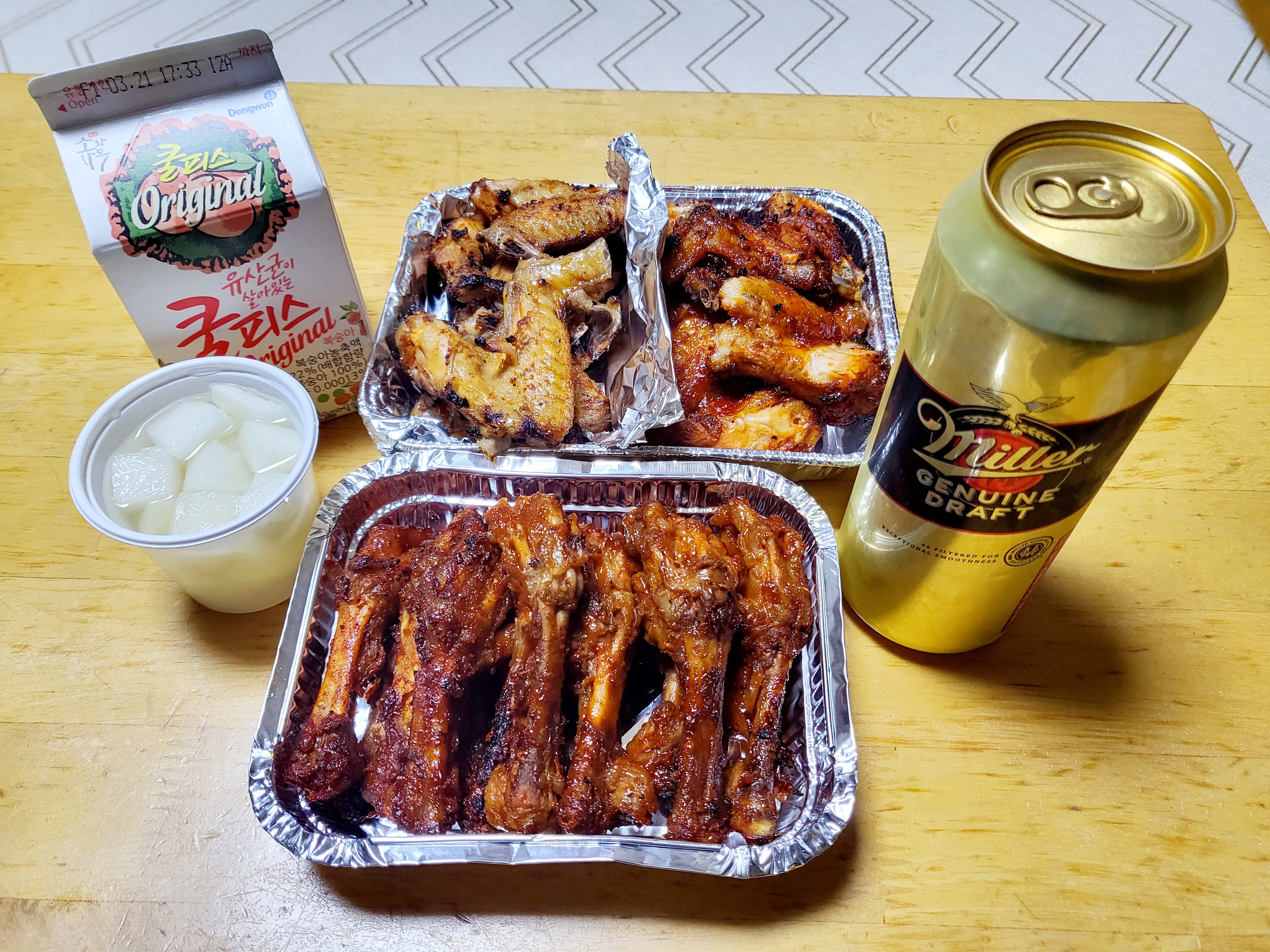 맛있어요. 매운거 좋아하는데 매운 양념도 괜찮았구요 특히 소금구이 닭날개 꼭 드세요! - 천호동 맛집 화구닭발 본점