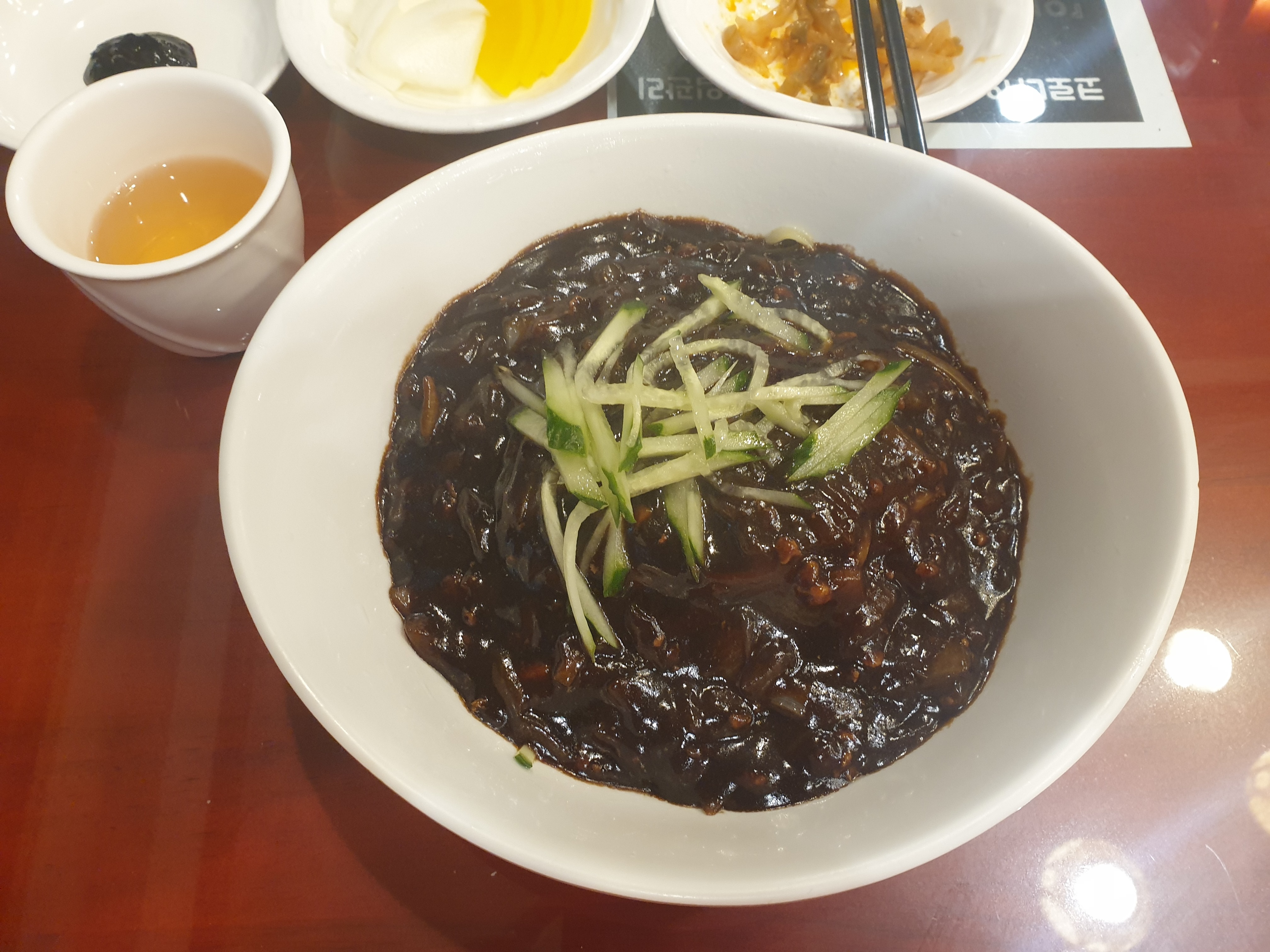 짜장면 6천원 맛있어요 확실히 시중에 중국집보다 확실히맛나요 다음엔 다른음식도 먹어보고싶어