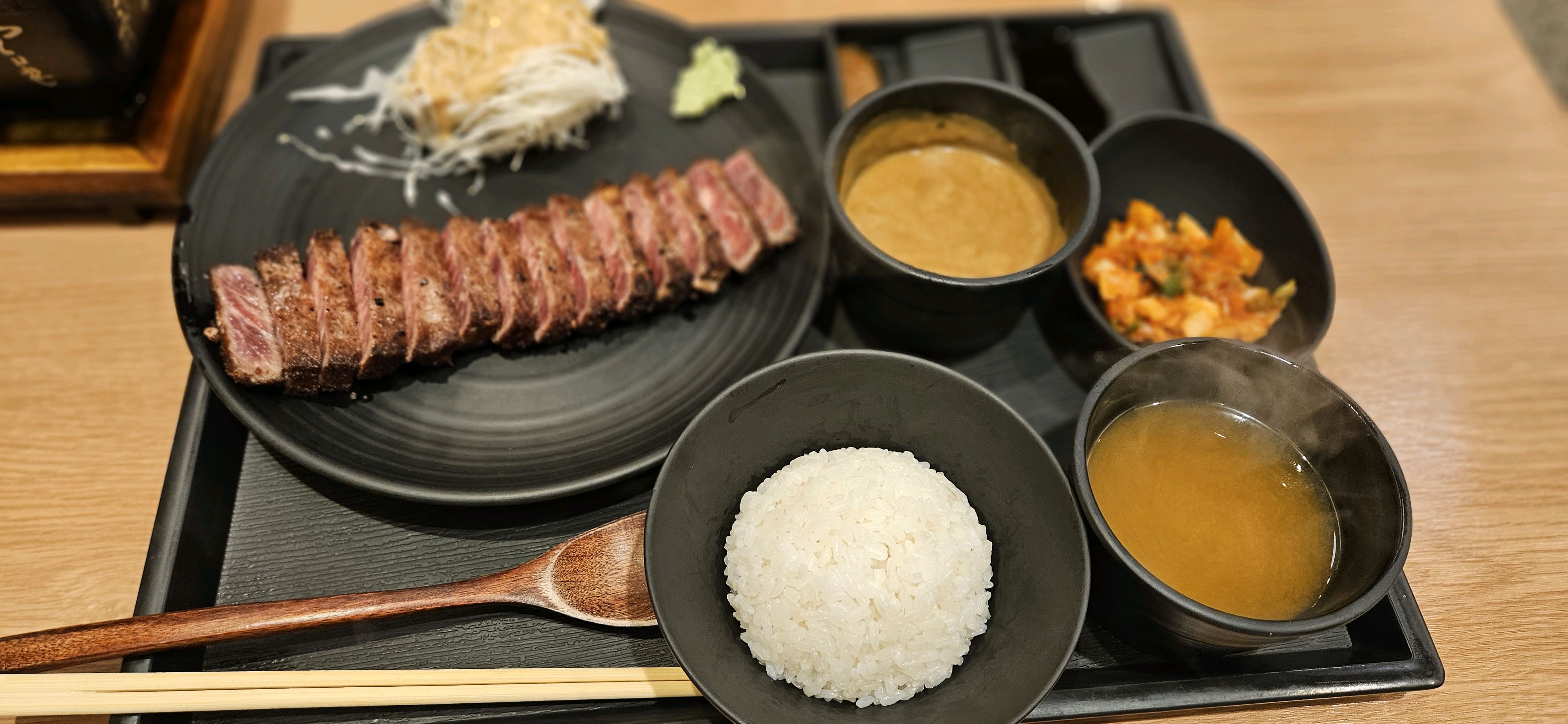 반신반의했는데 맛있었어요~ 고기 부드럽고 맛있고 카레도 깊고 부드러운 맛이었어요. 같이 내