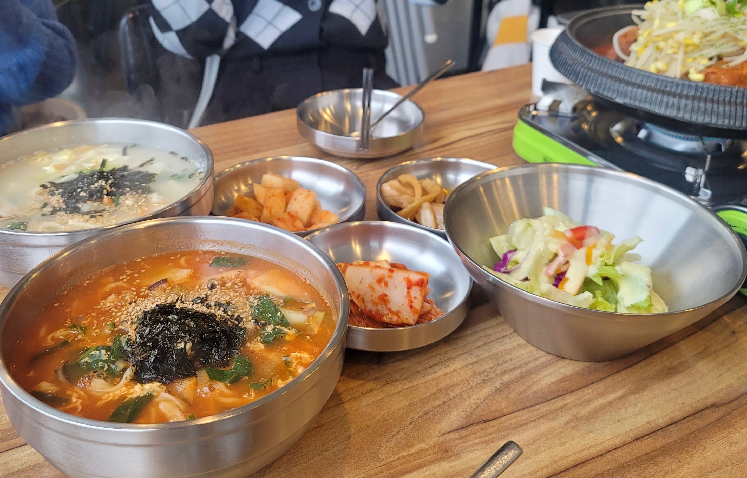 장칼국수랑 황태칼국수 먹었는데 완전 깔끔한 맛이에요~ 등갈비도 완전 연하고 맛있어요 ㅜㅜ