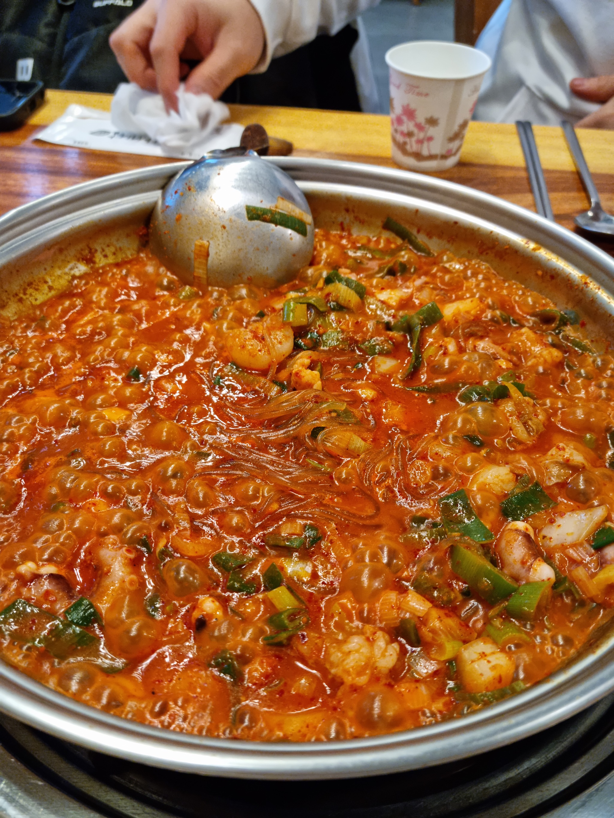 개미집 낙곱새 유명하죠. 매콤하고 안에 내용물 한가득~ 곱창대창 부들쫄깃 고소해서 맛있어요