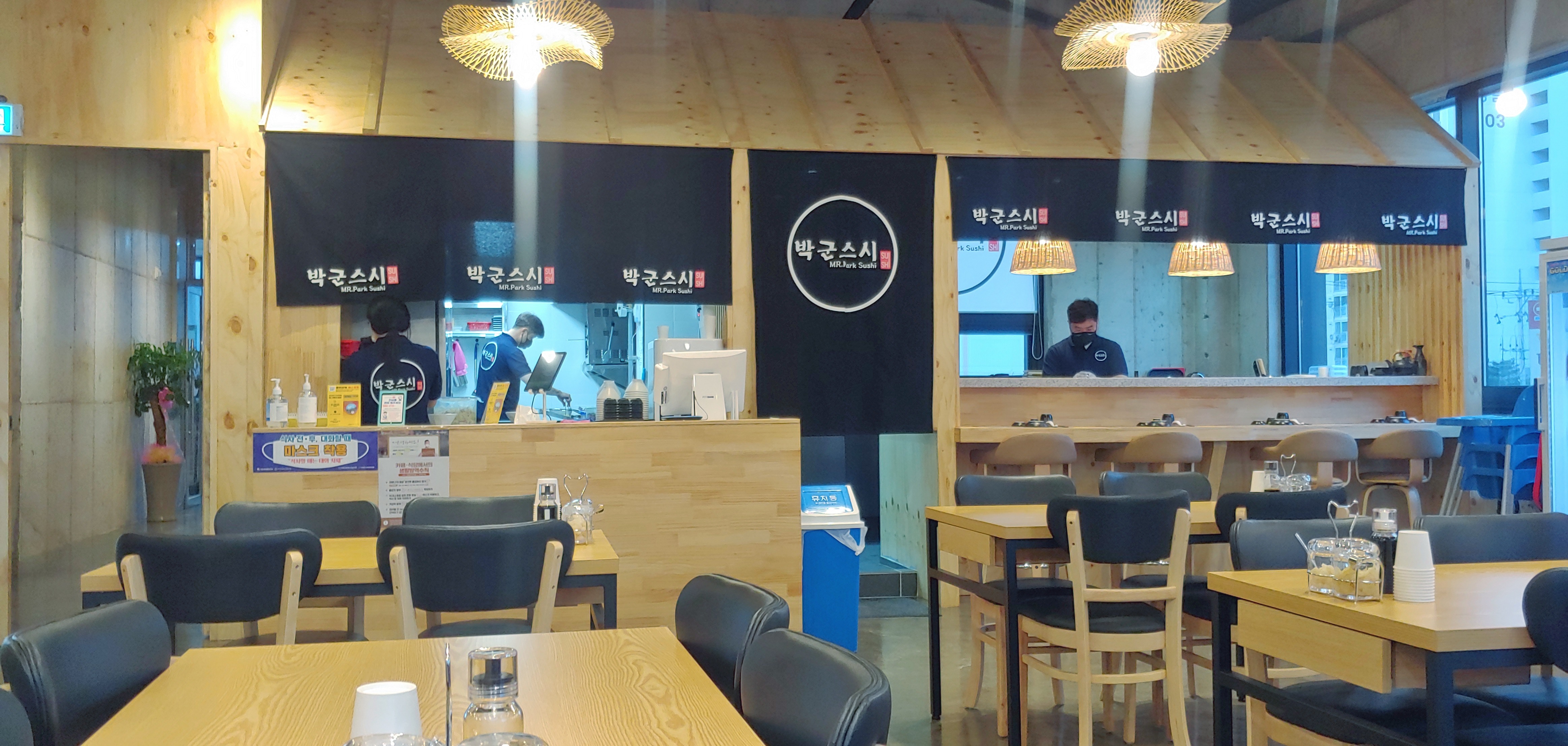 박군스시는 삼척 교동택지의 이쁜 새 건물에 새단장을 하고 2022.2.10. 에 문을 열었