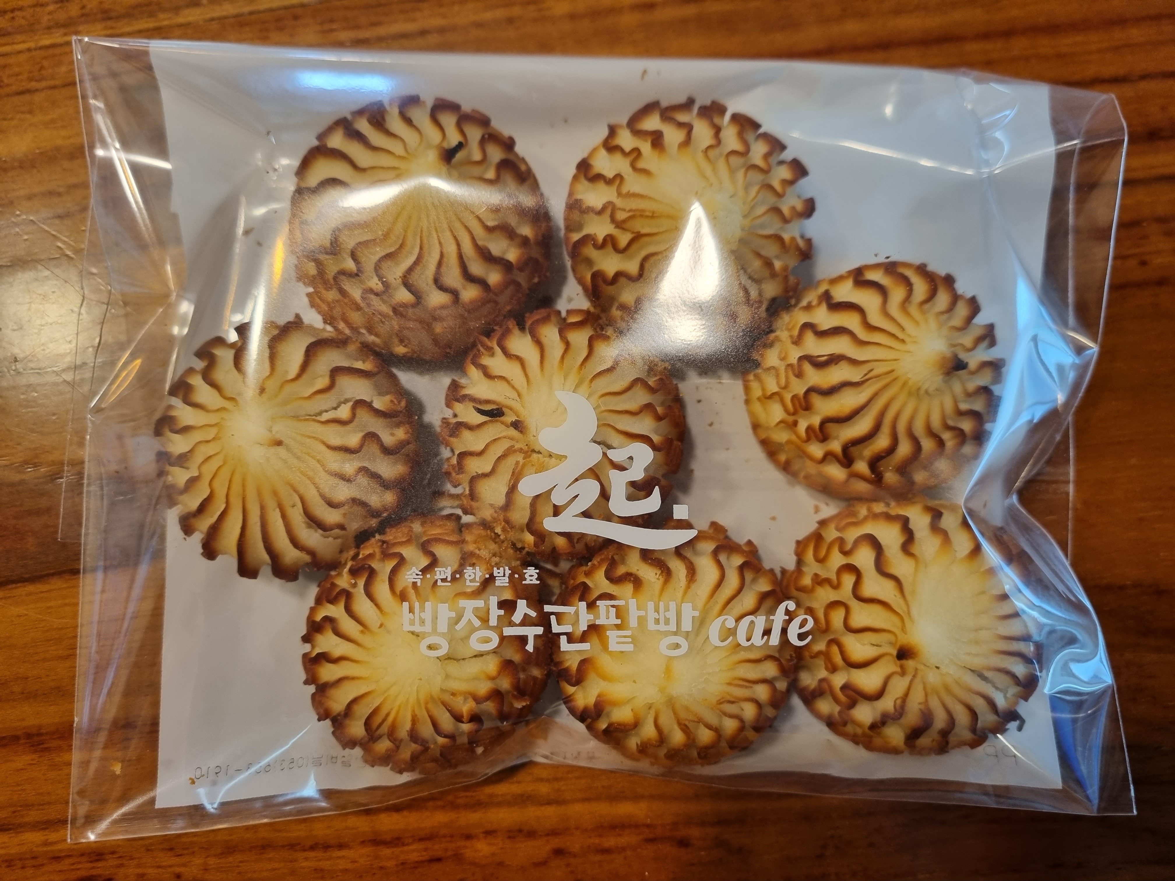 상투과자 여기건 첨 먹어봤는데 부드럽고 마니 달지않고 맛있어요 굿굿! - 권선동 맛집 빵장수단팥빵 수원인계점