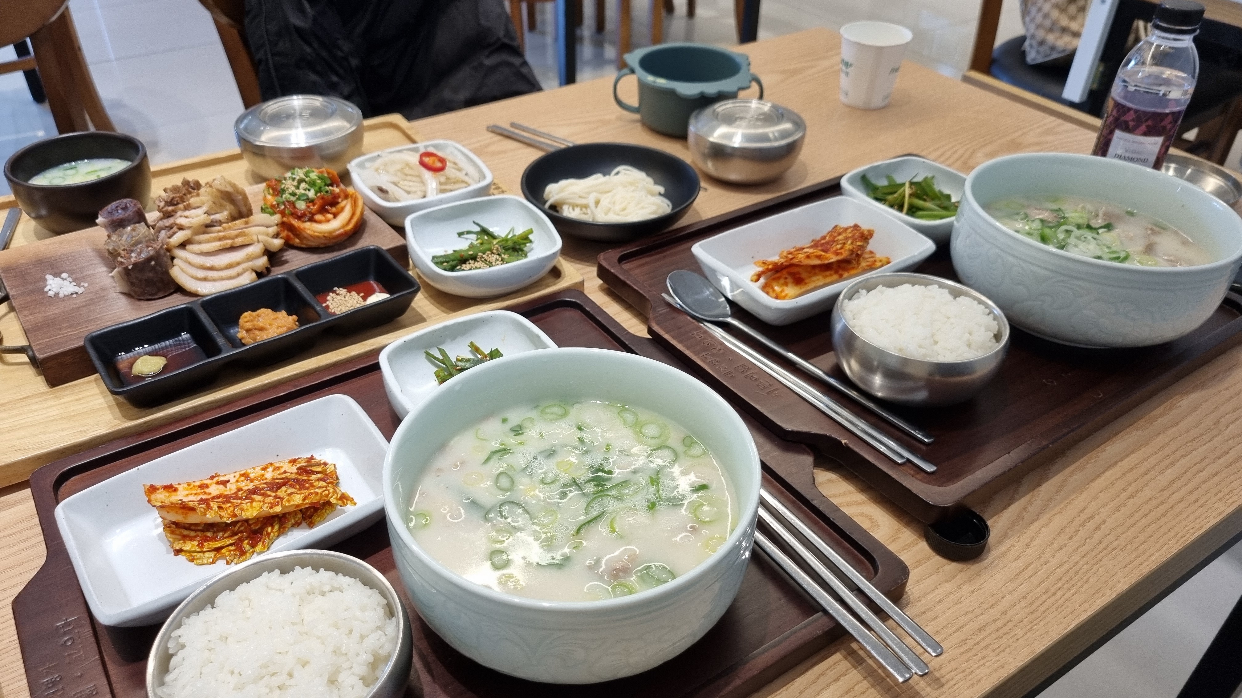 서빙을 로봇이 해주니 더 색다르고 좋았어요~전체적으로 깔끔하고 맛있는데 그중 보쌈정식이 맛