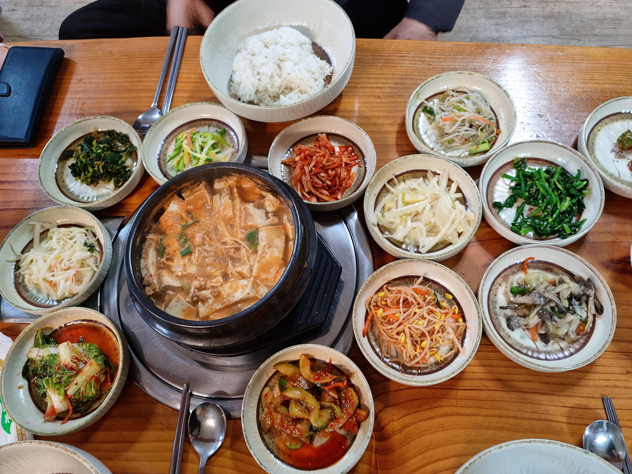 사무실 근처라 가끔 먹으러 가는데 청국장 너무 맛있어요.반찬 잘 나오고 전체적으로 간이 맞