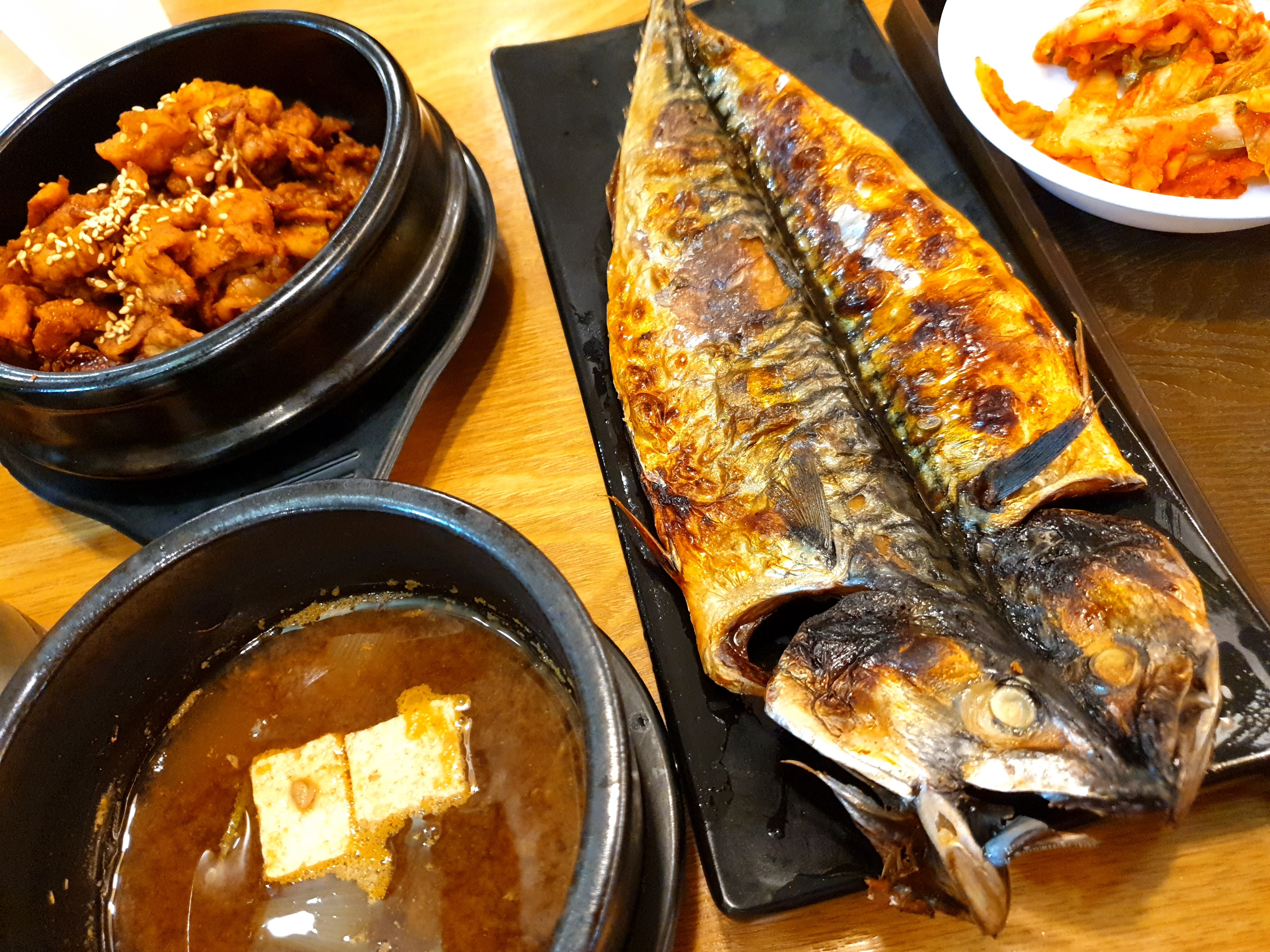솥밥에 해먹는 누룽지도 맛있고 밥과 반찬구성이 좋아서 건강해지는 느낌으로 한솥 뚝딱 했습니