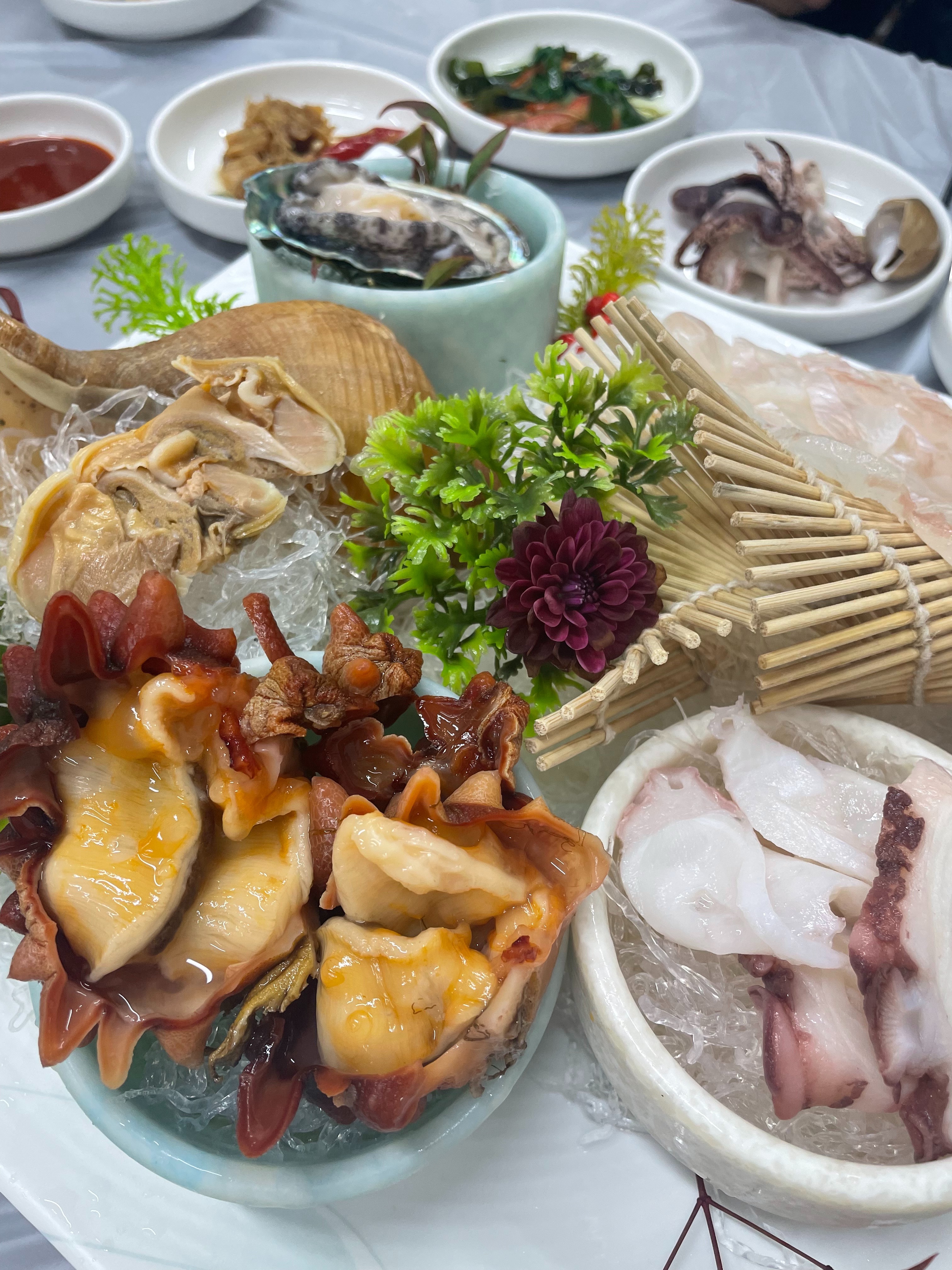 부모님 모시고 갔는데 다들 너무 흡족하게 식사하고 나왔어요!!!!! 일단 대게가 넘 싱싱하