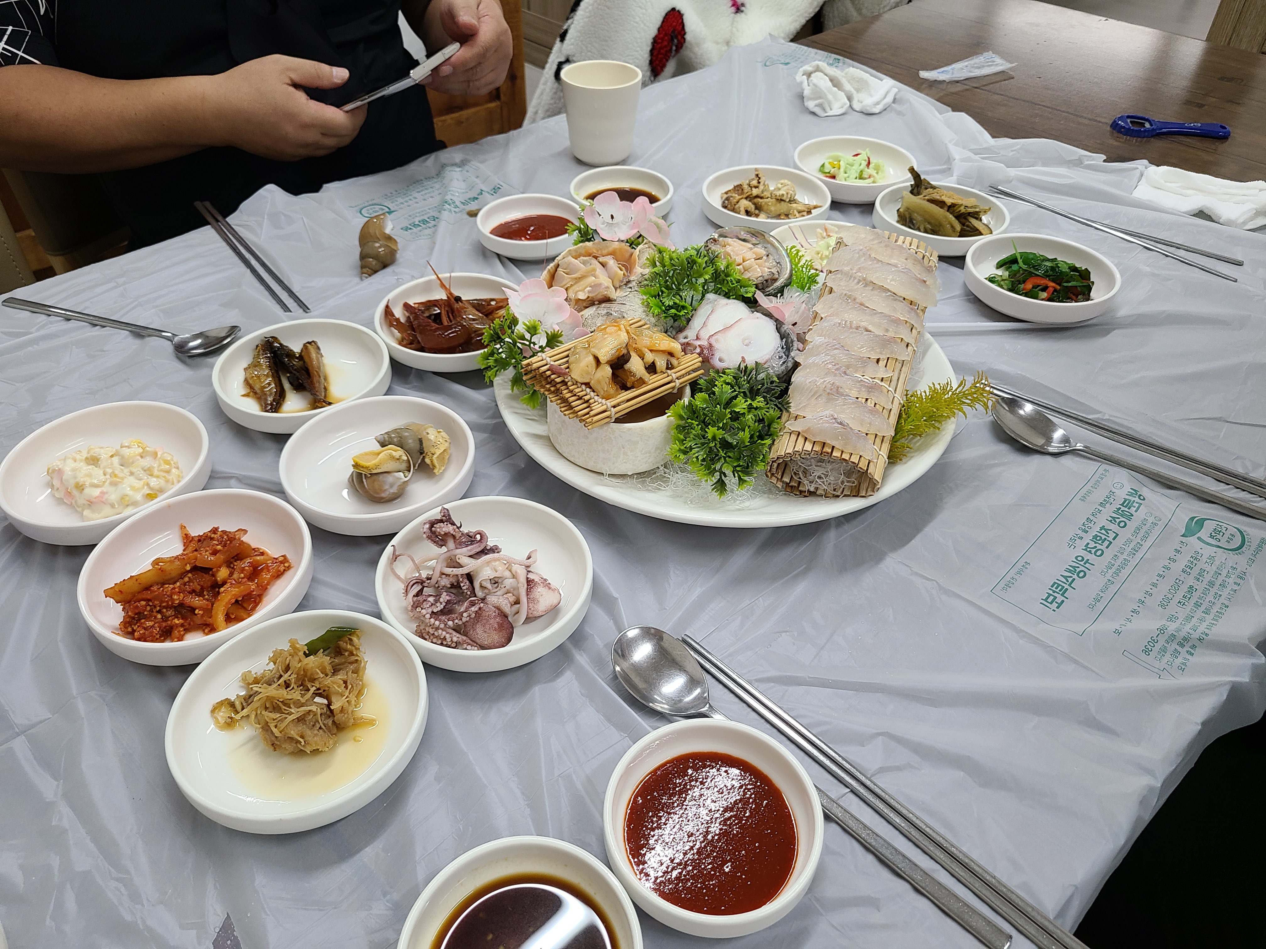 방문시간은 영업시간 이내였으며 식사메뉴는 사전협의, 지불금액은 3인 21만원, 체류시간은