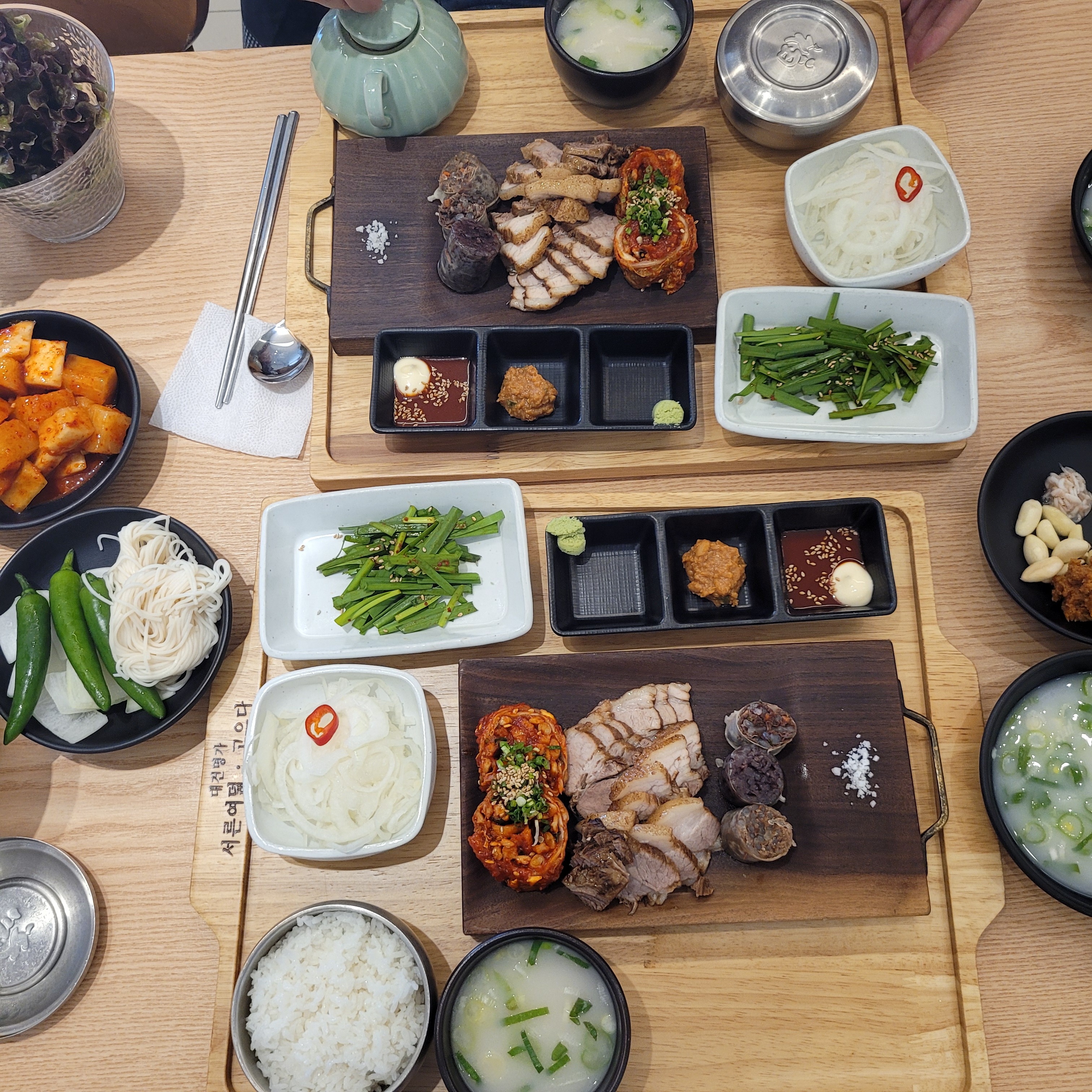 음식이 너무 정갈하고 깔끔하고 맛있습니다 채소 셀프바가 있어 마음껏 리필하여 먹을 수 있어