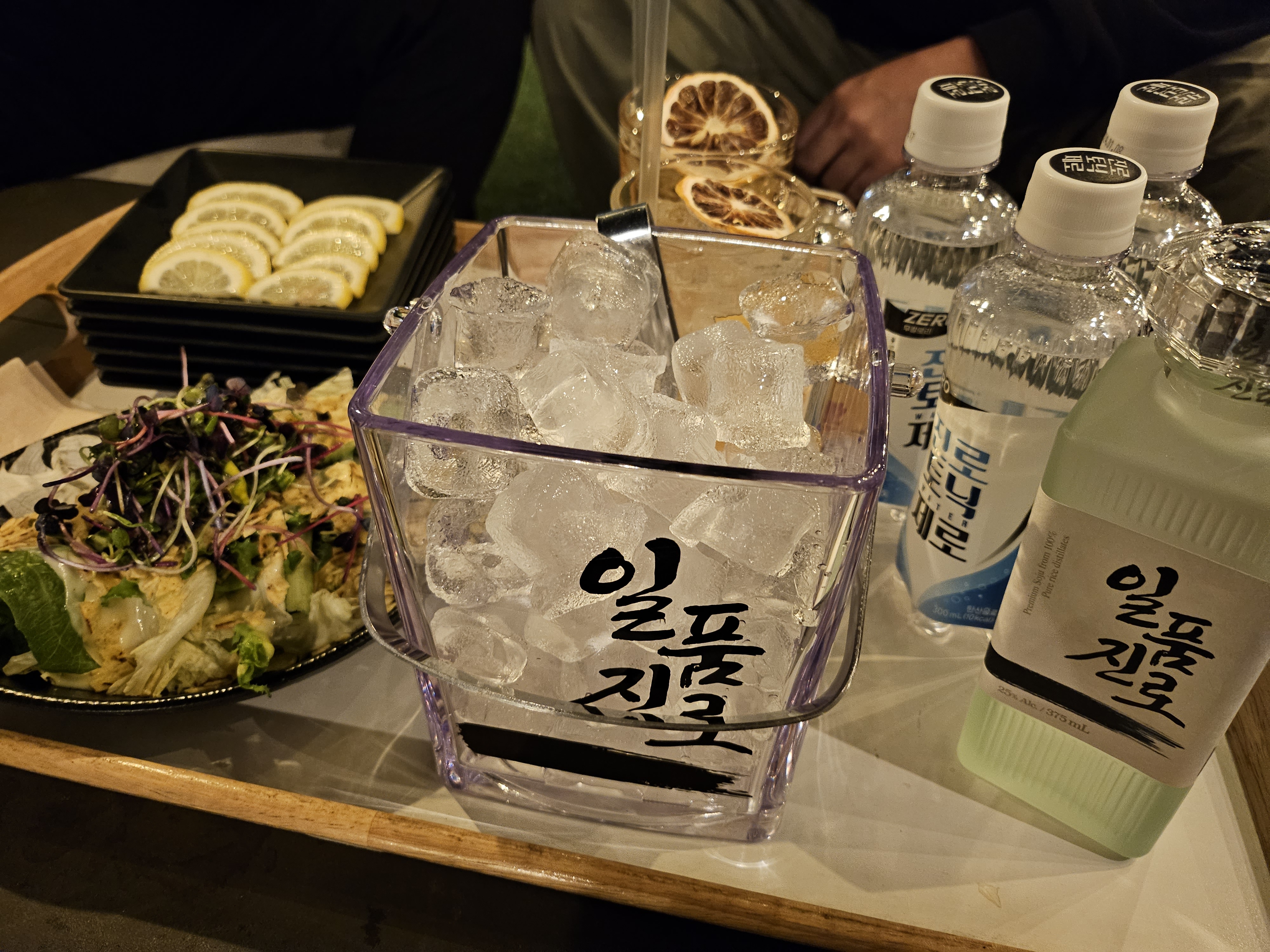 분위기 너무 좋고 술술 넘어가네요 얼그레이 하이볼 위스키 하이볼 소주 굳굳 안주도 굳굳.