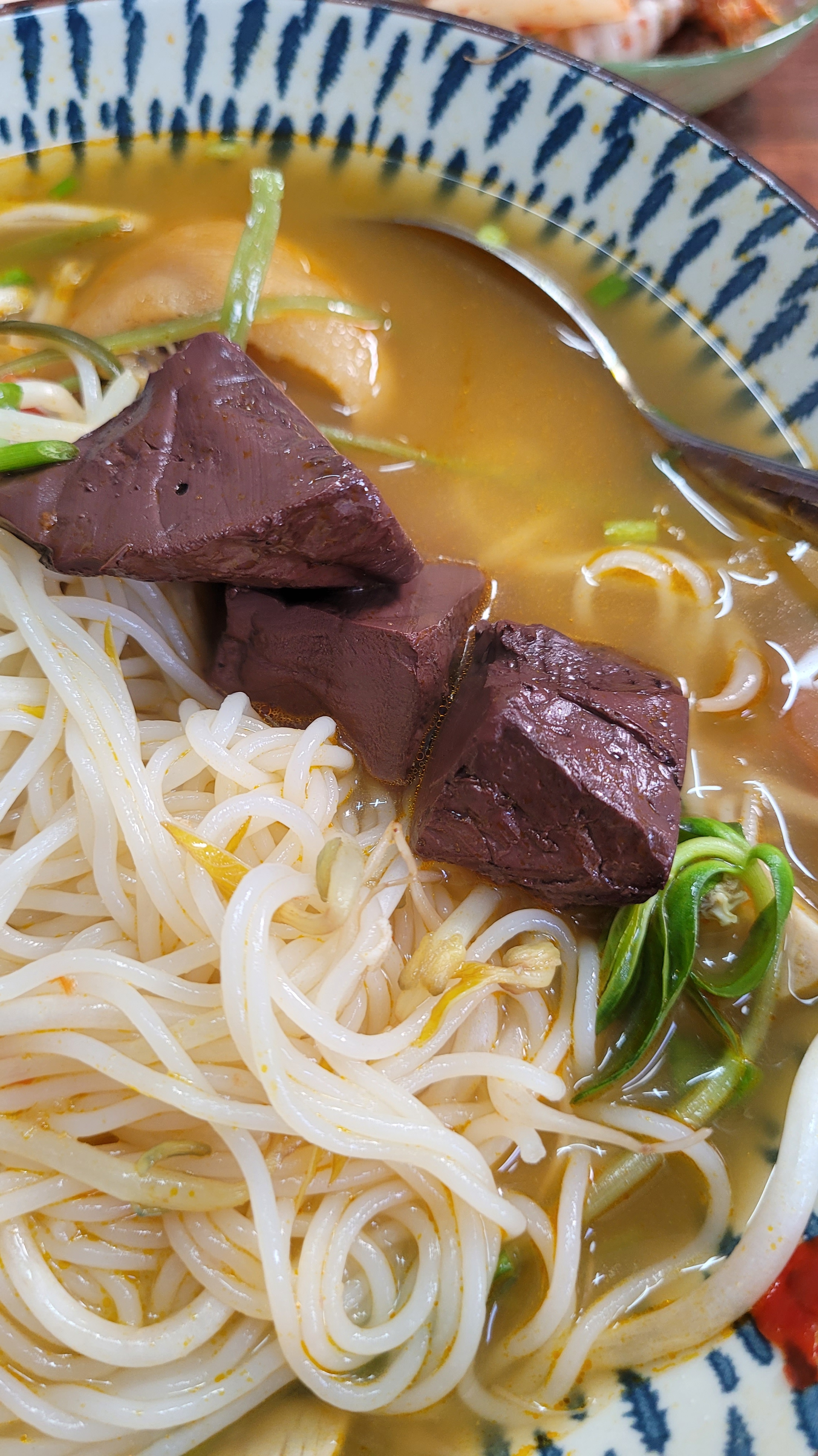 그릇에 담긴 쌀국수